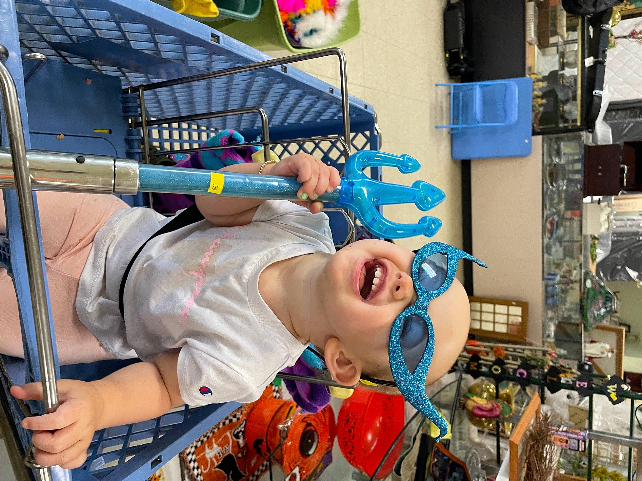 Ophelia is registered to the contest to win money with this photo: chest, elbow, engineering, event, eyewear, fan, fun, leisure, machine, person, recreation, shorts, smile, sunglasses, t_shirt