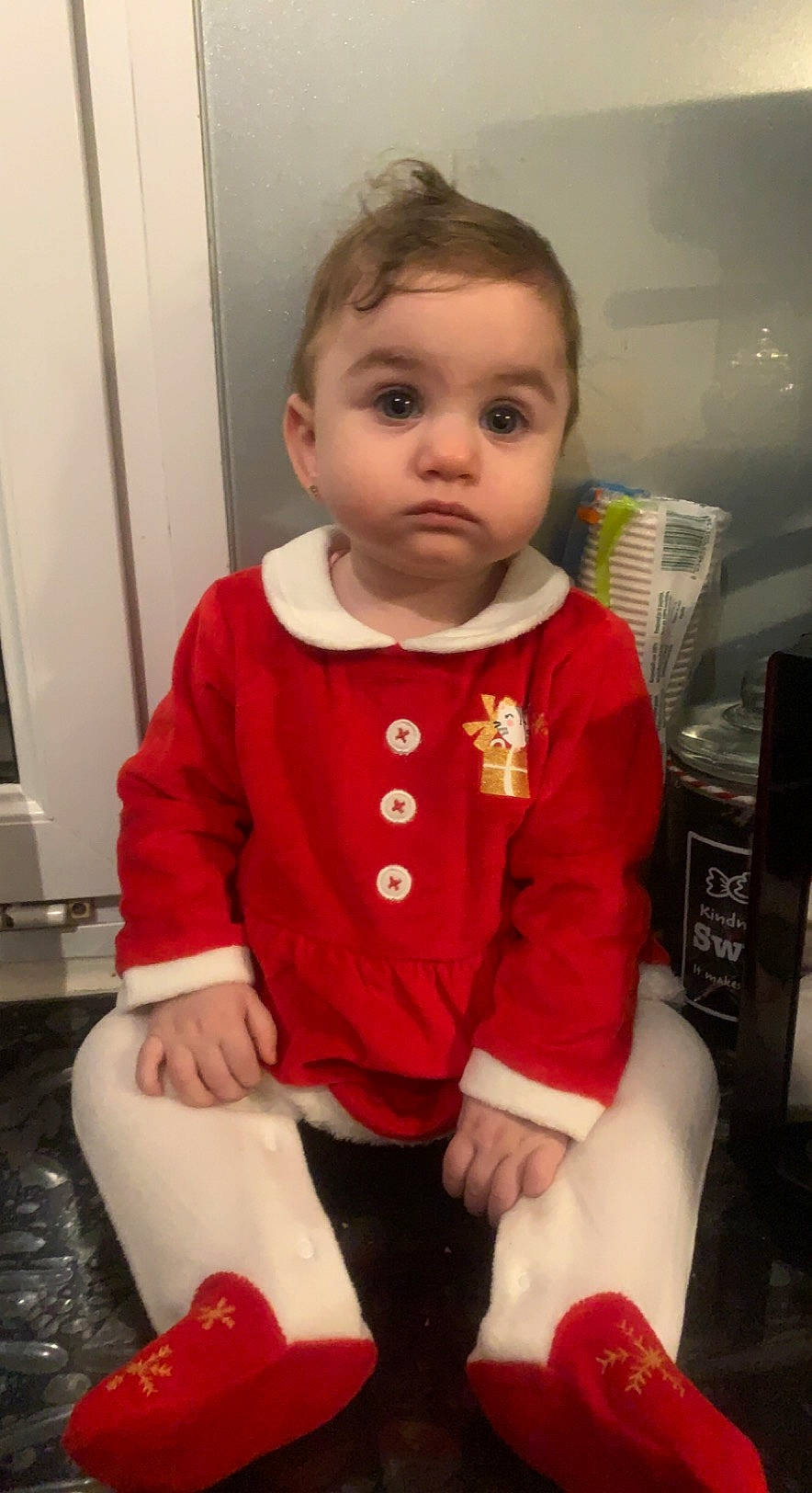 Giulïa a rejoint le concours — aidez-le/la à gagner de superbes lots ! baby, baby_toddler_clothing, carmine, cheek, child, door, fun, head, human_leg, knee, lap, pattern, person, red, sitting, skin, sleeve, sock, standing, thigh