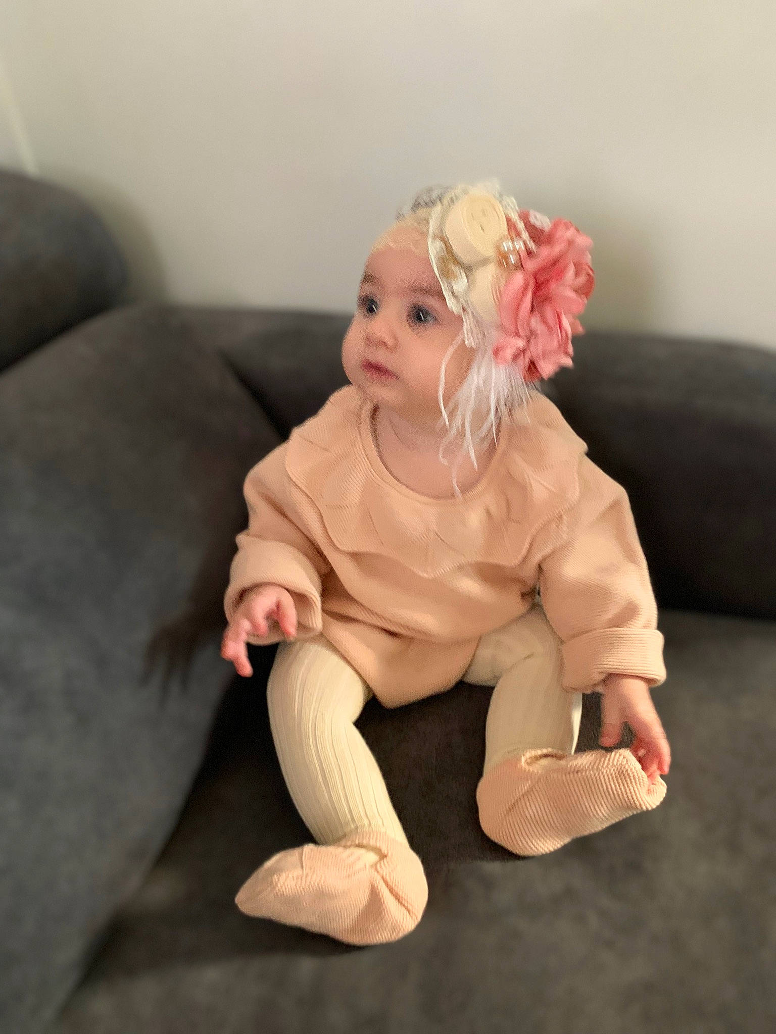 Giulïa a rejoint le concours — aidez-le/la à gagner de superbes lots ! baby, baby_toddler_clothing, child, comfort, costume, costume_hat, couch, fashion_accessory, flooring, foot, fur, gesture, hat, headpiece, headwear, human_leg, peach, person, sitting, sleeve