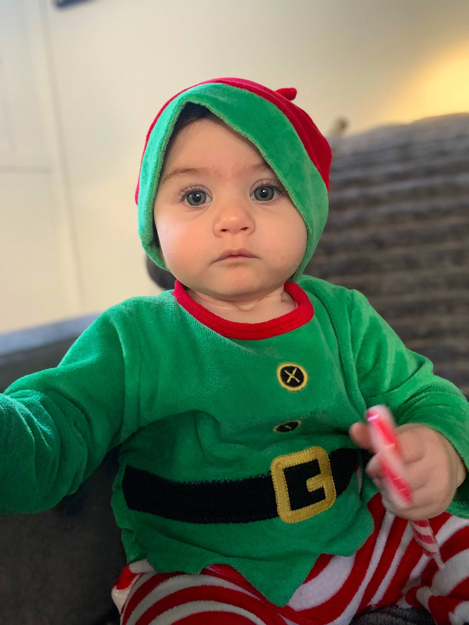 Giulïa a rejoint le concours — aidez-le/la à gagner de superbes lots ! baby, baby_toddler_clothing, cap, carmine, child, christmas, christmas_eve, costume, event, eye, fictional_character, happy, headwear, holiday, hoodie, jacket, outerwear, person, personal_protective_equipment, sitting