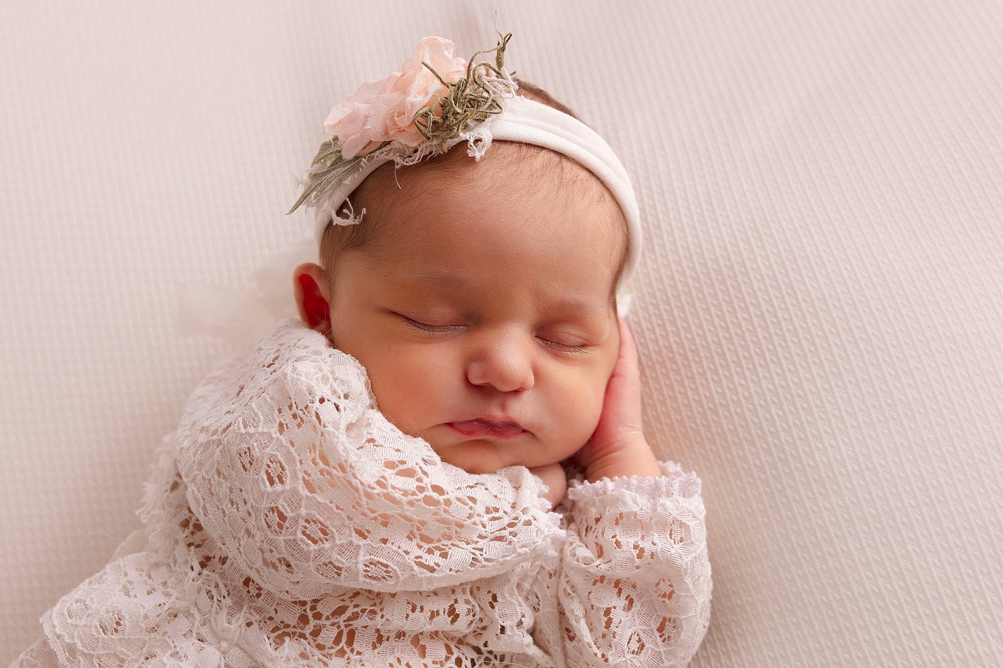 Lou participe au concours pour gagner de l'argent avec cette photo : baby, baby_toddler_clothing, bridal_accessory, cheek, embellishment, eye, eyebrow, eyelash, face, hair_accessory, happy, head, headband, headpiece, iris, jewellery, person, skin, sleeve, textile