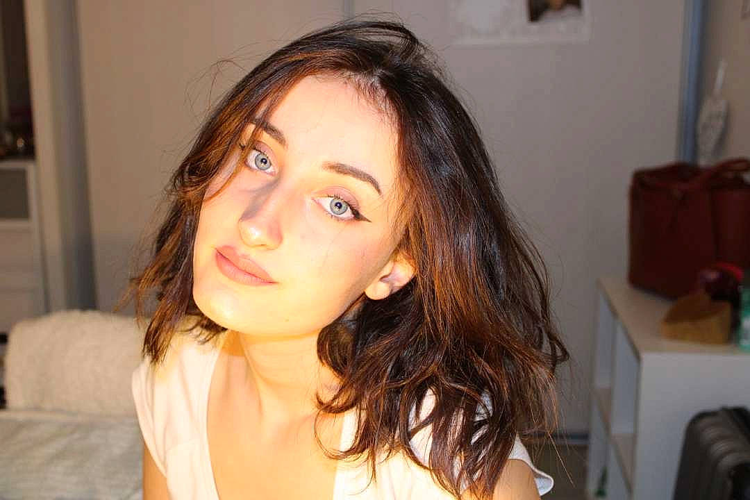 Melina participe au concours pour gagner de l'argent avec cette photo : beauty, black_hair, brown, brown_hair, cheek, chin, eye, eyebrow, eyelash, forehead, hairstyle, iris, jaw, lip, long_hair, neck, nose, person, room, selfie