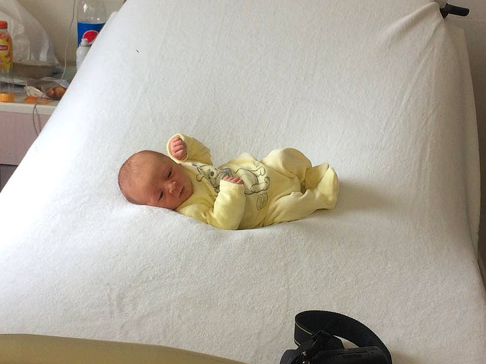 Mayron participe au concours pour gagner de l'argent avec cette photo : baby, bed, birth, child, comfort, furniture, infant_bed, person, room