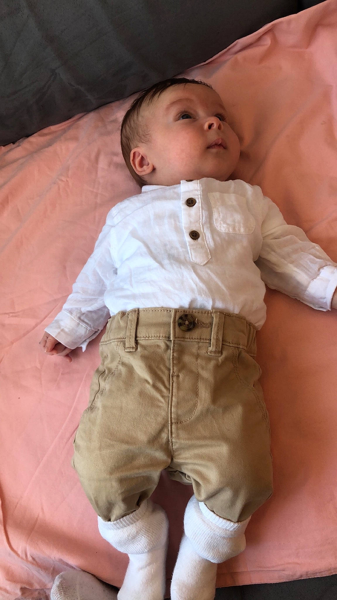 Eden a rejoint le concours — aidez-le/la à gagner de superbes lots ! baby, baby_toddler_clothing, cheek, child, collar, comfort, denim, dress_shirt, face, gesture, head, khaki_pants, leg, linens, nose, pattern, person, skin, sleeve, t_shirt
