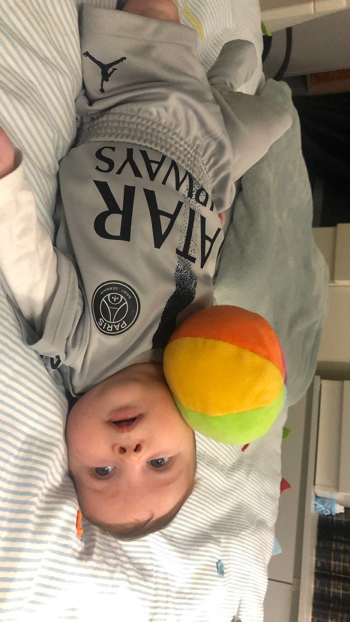 Eden a rejoint le concours — aidez-le/la à gagner de superbes lots ! baby, baby_products, baby_toddler_clothing, cheek, chest, child, comfort, elbow, font, fun, happy, pattern, person, product, room, sleeve, textile, toddler