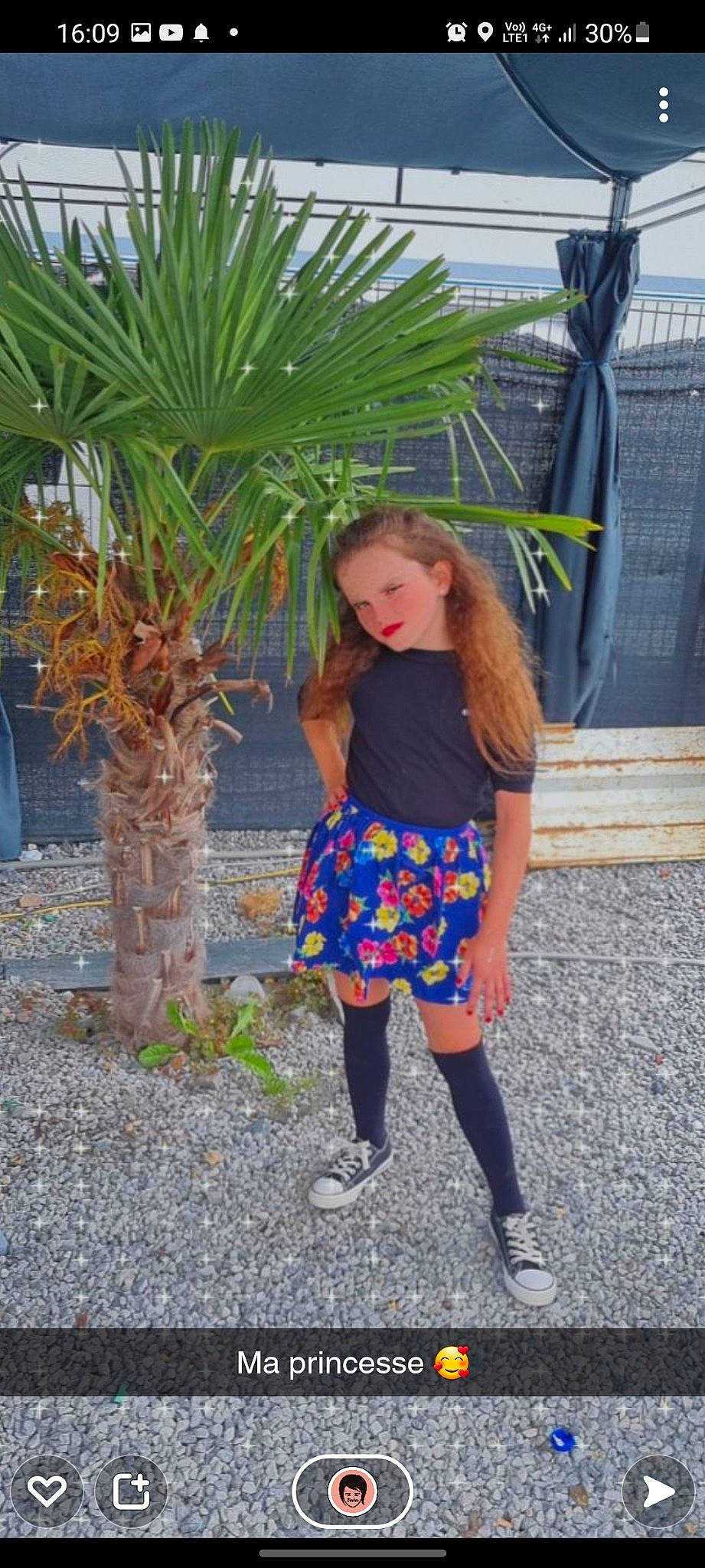 Chayna a rejoint le concours — aidez-le/la à gagner de superbes lots ! arecales, asphalt, denim, electric_blue, footwear, grass, high_heels, human_leg, knee, leg, leisure, person, plaid, plant, sleeve, street_fashion, tartan, terrestrial_plant, thigh, tree