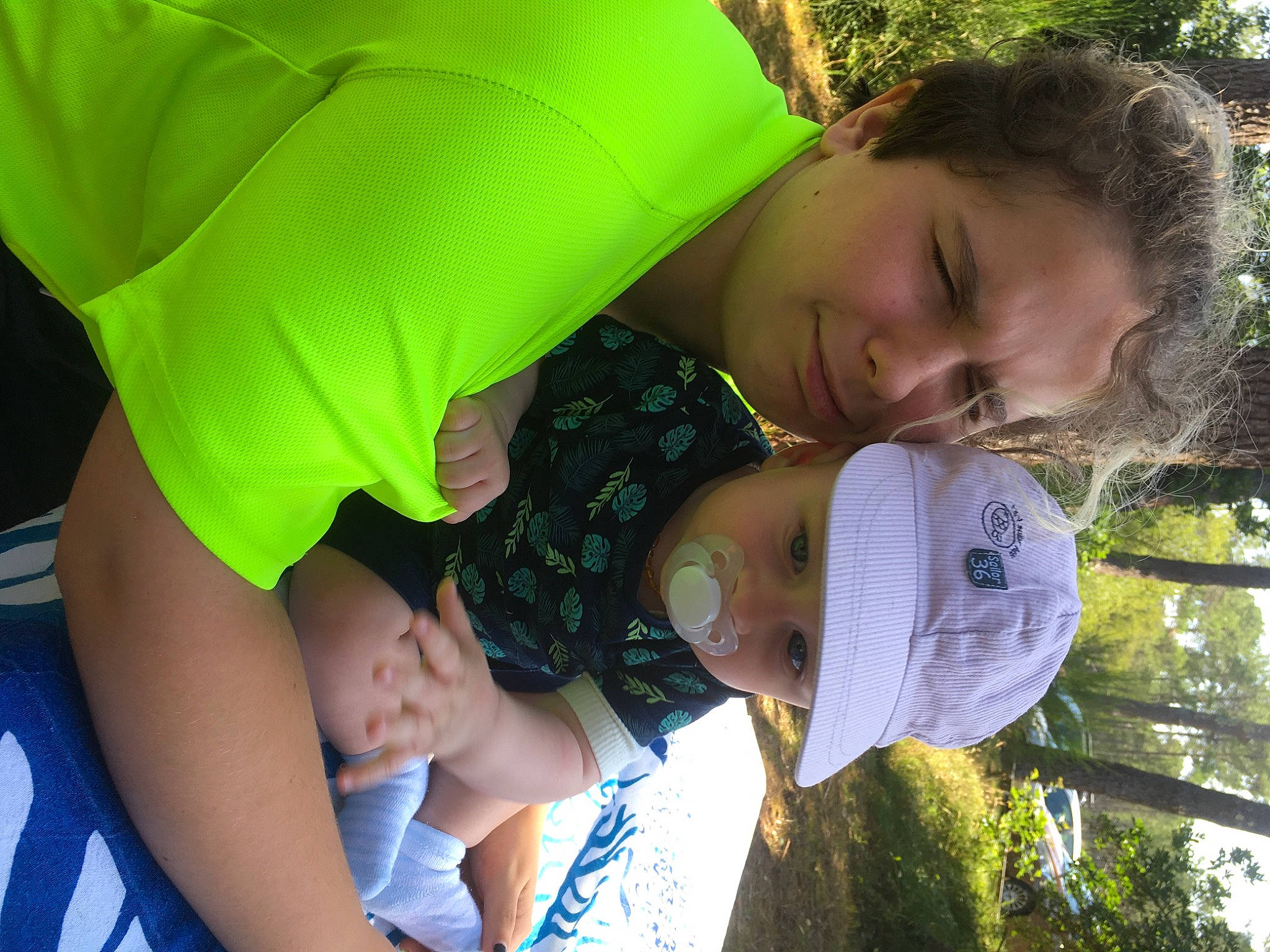 Alicia participe au concours pour gagner de l'argent avec cette photo : black, facial_expression, fun, gesture, grass, happy, headwear, leaf, leisure, light, mammal, organ, people, people_in_nature, person, photograph, plant, smile, summer, sunlight