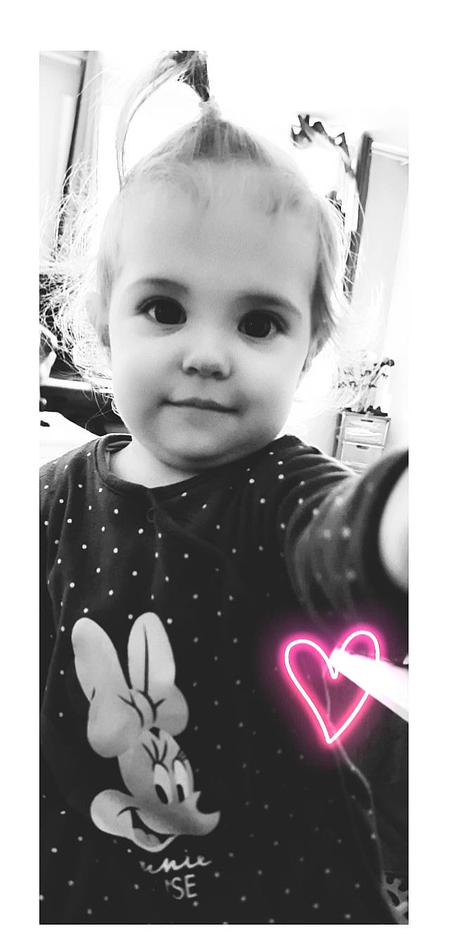 Maëllya participe au concours pour gagner de l'argent avec cette photo : baby_toddler_clothing, black, black_and_white, cheek, cool, eyelash, face, flash_photography, gesture, happy, lip, monochrome, monochrome_photography, organ, person, photograph, sleeve, style, t_shirt, toddler