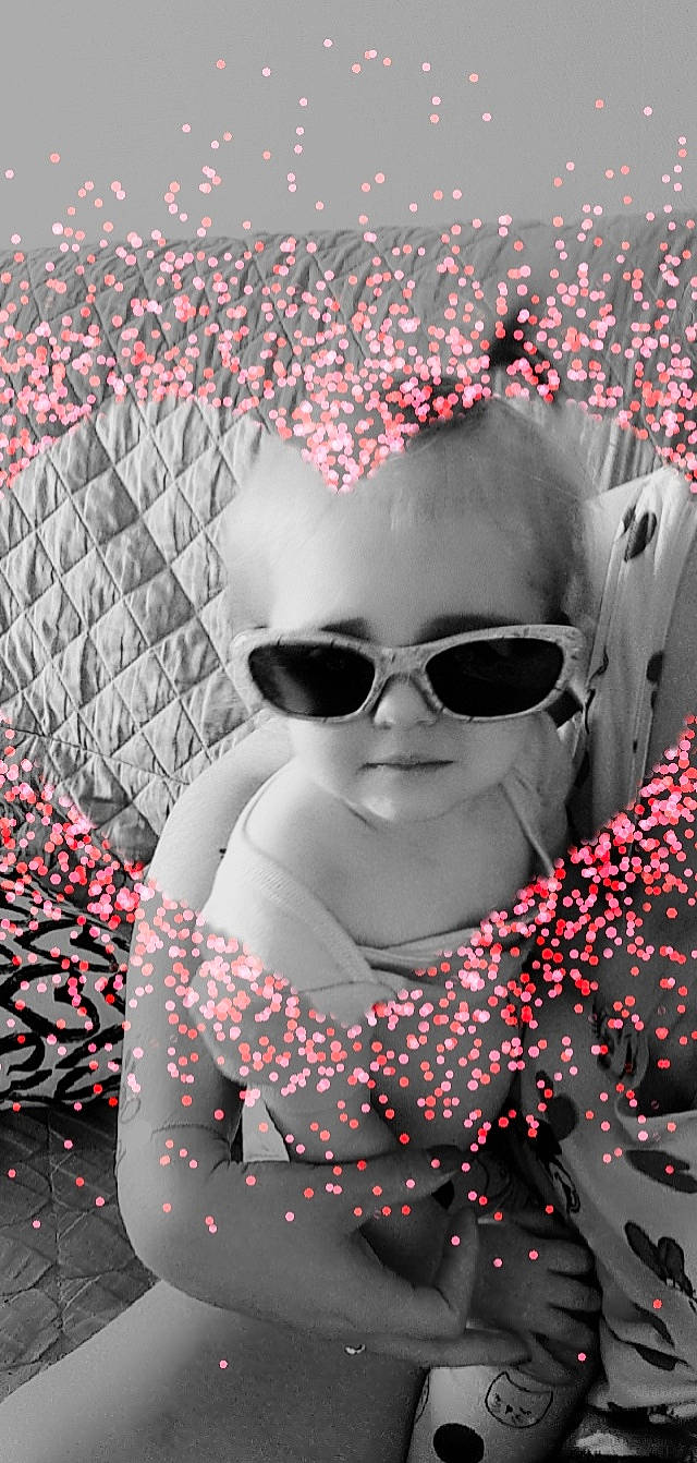 Maëllya participe au concours pour gagner de l'argent avec cette photo : black, eyewear, facial_expression, fashion, glasses, goggles, happy, human, line, lip, organ, people_in_nature, person, photograph, pink, red, street_fashion, style, sunglasses, textile