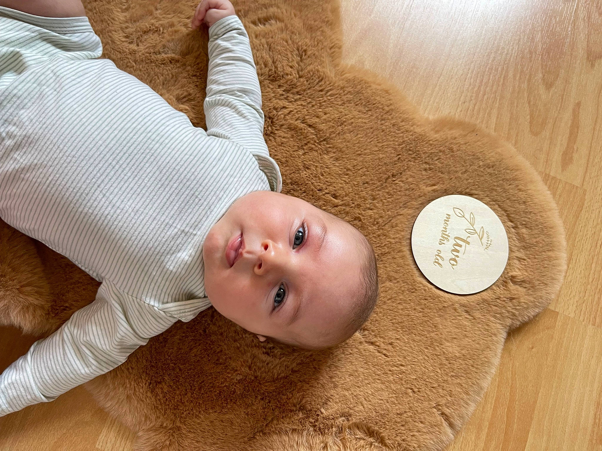 Noa participe au concours pour gagner de l'argent avec cette photo : baby, baby_toddler_clothing, child, comfort, elbow, eye, finger, flooring, gesture, happy, hardwood, linens, nose, person, skin, sleeve, smile, thumb, toddler, wood
