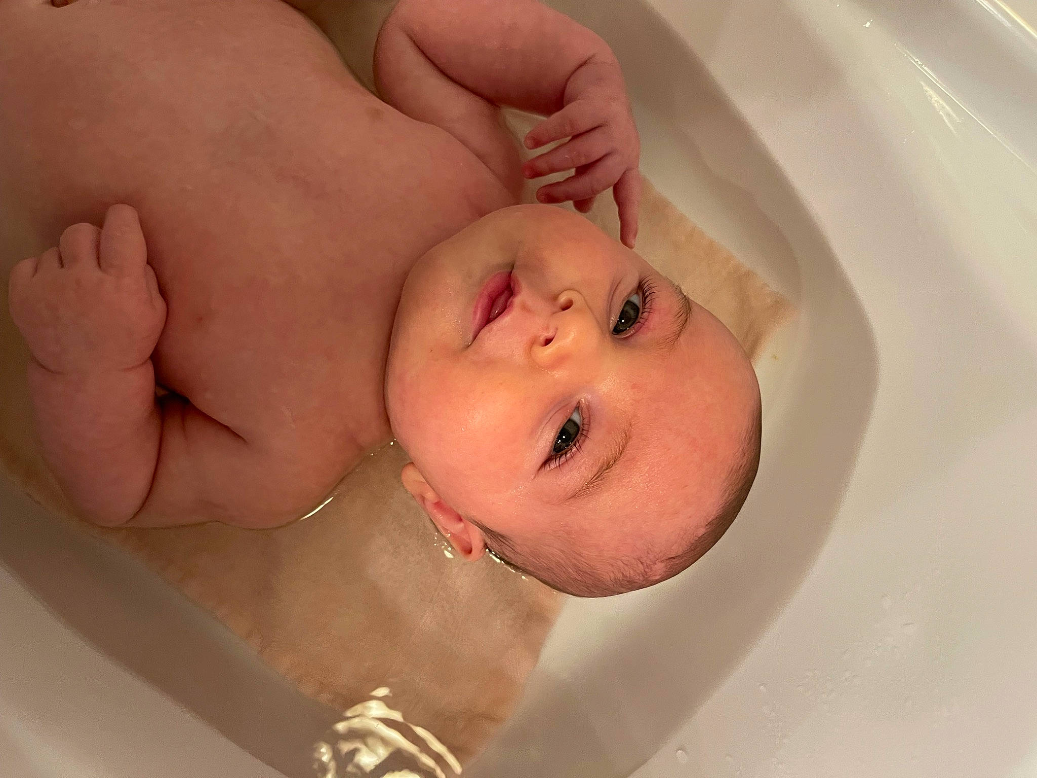 Noa participe au concours pour gagner de l'argent avec cette photo : arm, baby_bathing, bathtub, cheek, chin, ear, eye, eyebrow, face, fluid, head, human_body, lip, mouth, neck, nose, person, skin, smile, stomach