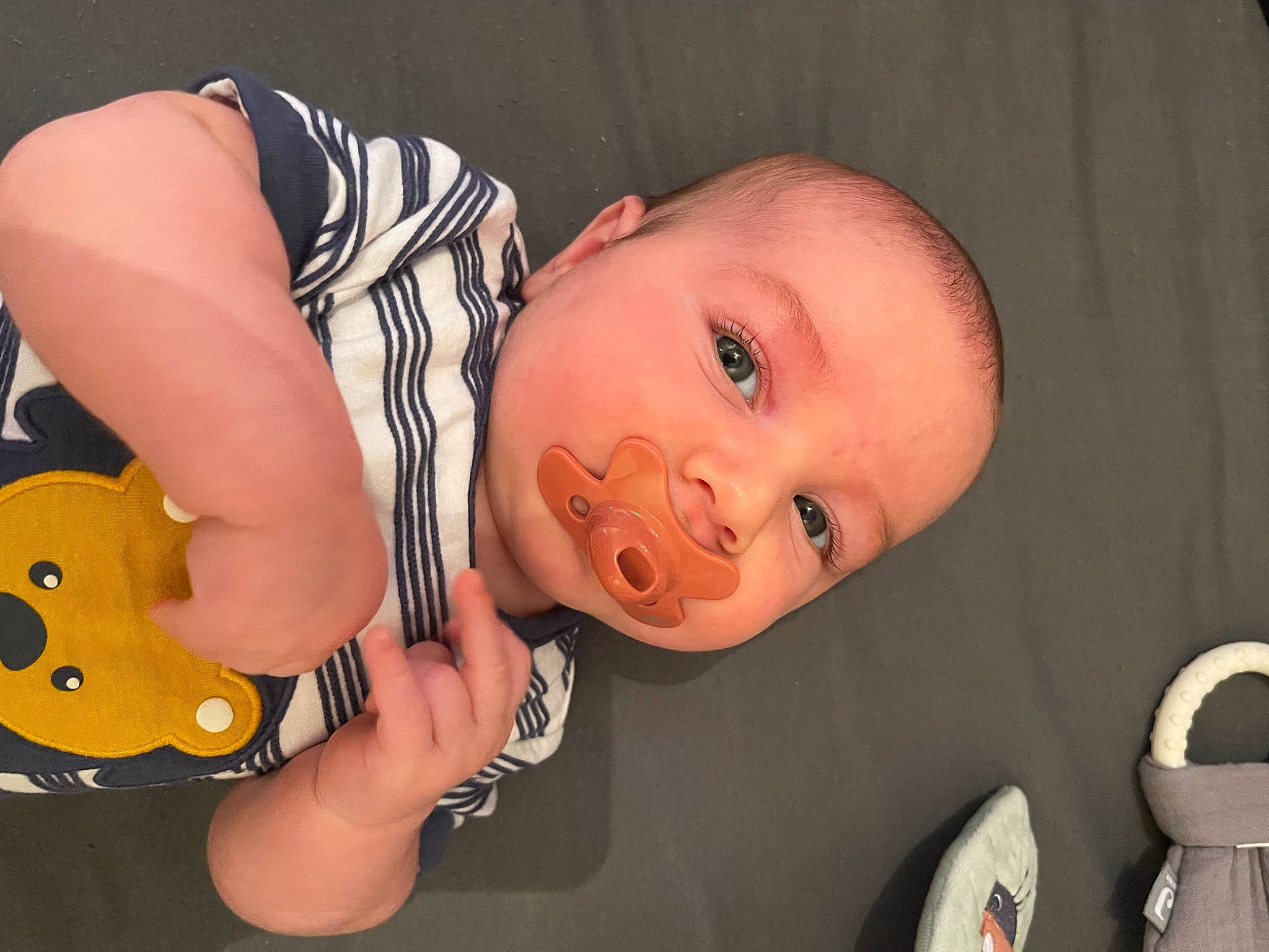 Noa a rejoint le concours — aidez-le/la à gagner de superbes lots ! baby, baby_toddler_clothing, cheek, child, finger, fun, gesture, happy, mammal, mouth, nail, nose, people, person, product, skin, smile, thumb, toddler, toy
