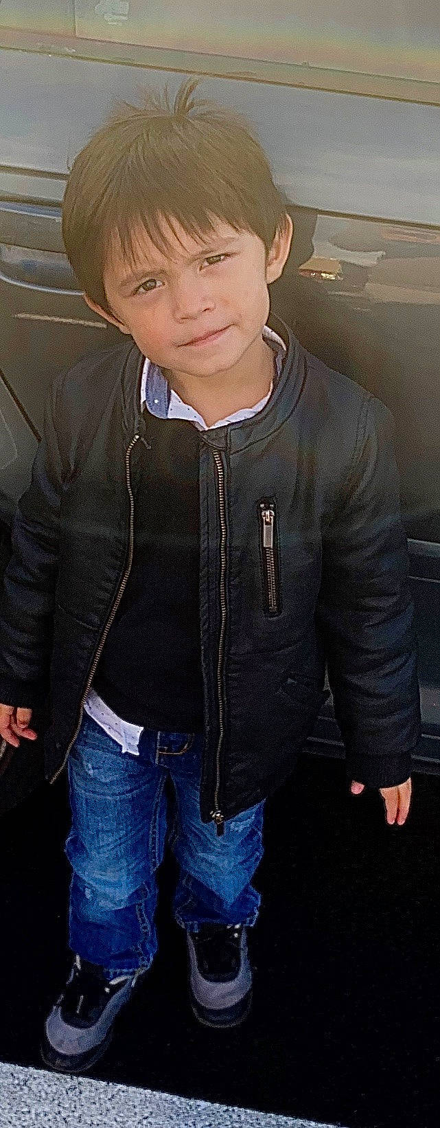 Sayan participe au concours pour gagner de l'argent avec cette photo : bangs, black_hair, collar, cool, denim, dress_shirt, face, flash_photography, forehead, jacket, jaw, jeans, leather_jacket, lip, neck, person, sleeve, standing, street_fashion, t_shirt