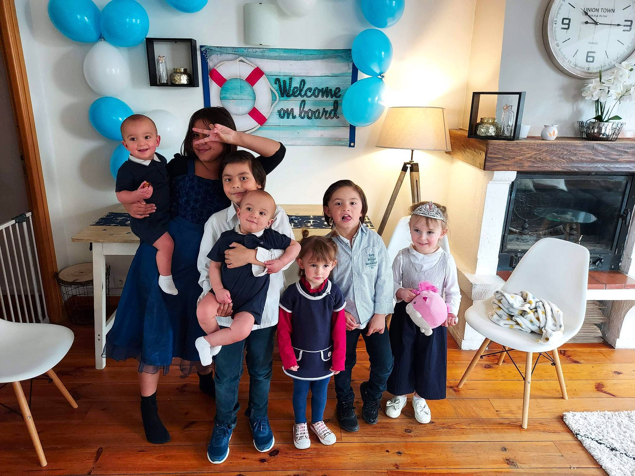 Sayan a rejoint le concours — aidez-le/la à gagner de superbes lots ! art, balloon, chair, child, clock, event, fashion, flooring, fun, furniture, happy, hat, headwear, joy, leisure, living_room, person, picture_frame, room, smile