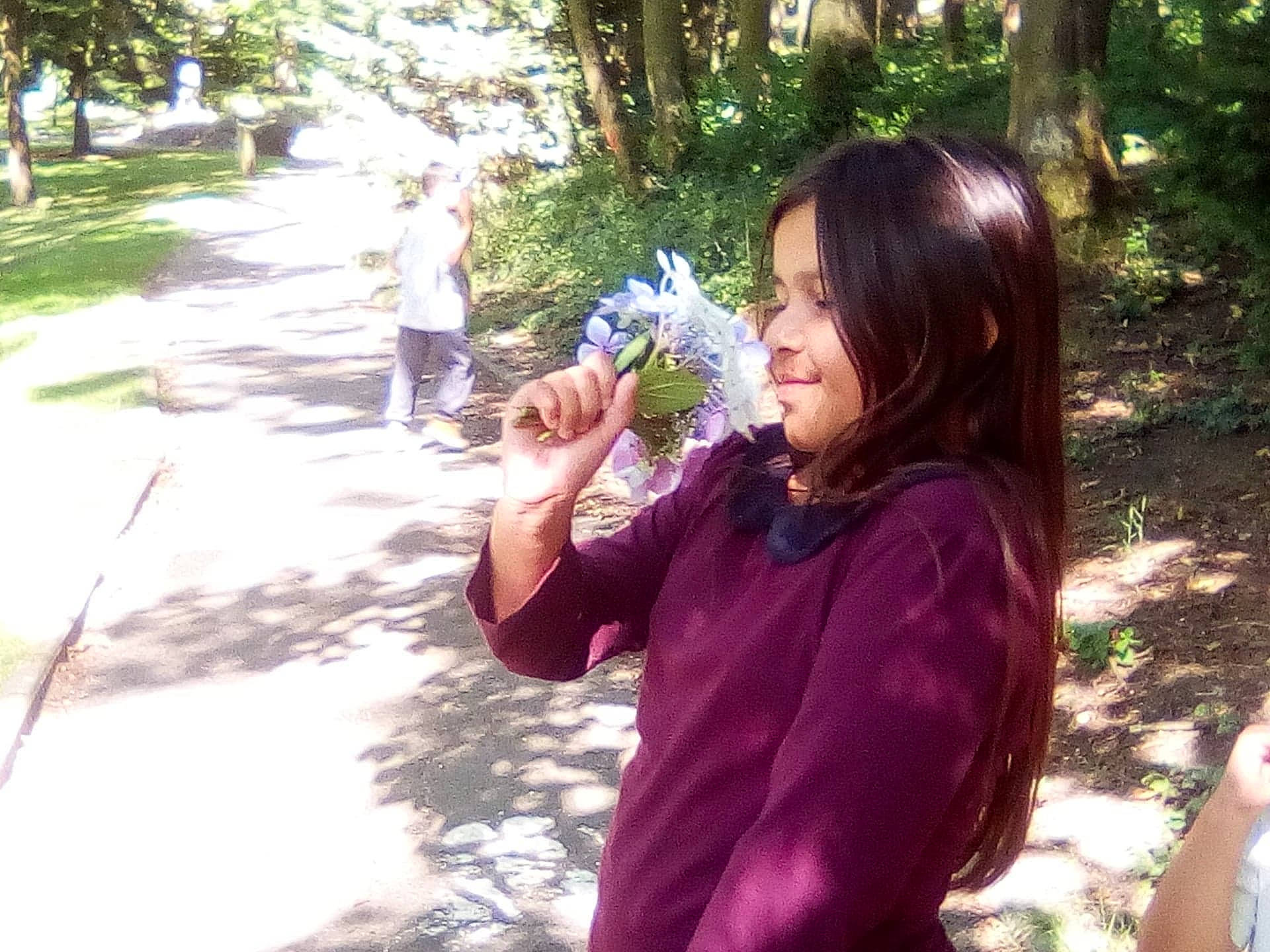 Maya participe au concours pour gagner de l'argent avec cette photo : adaptation, event, forest, fun, garden, gesture, grass, hairstyle, happy, hime_cut, joy, leisure, magenta, people_in_nature, person, plant, public_space, recreation, t_shirt, thumb