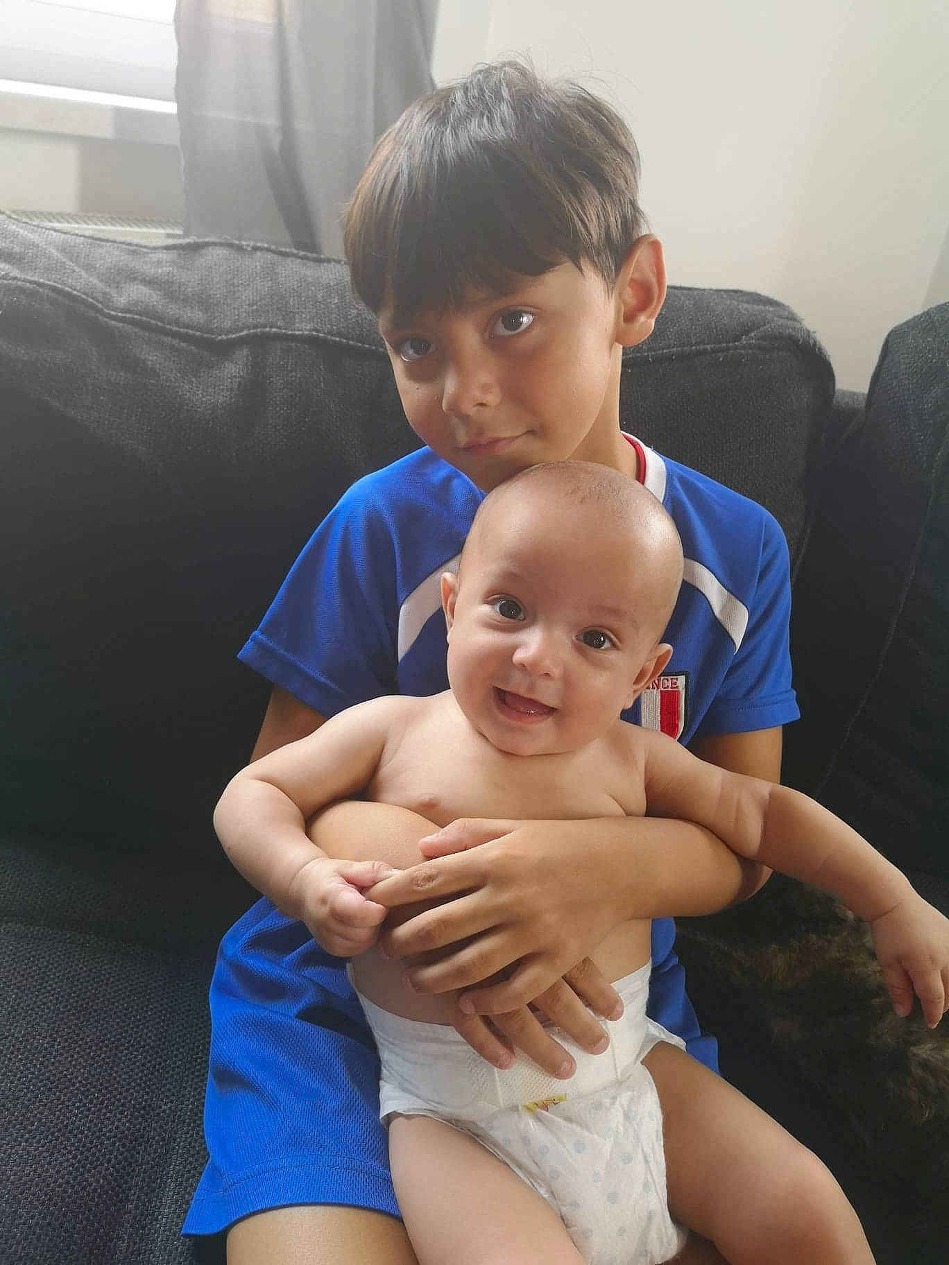 Milan a rejoint le concours — aidez-le/la à gagner de superbes lots ! comfort, couch, eye, face, finger, gesture, happy, head, human_body, joint, mouth, muscle, person, shoulder, skin, smile, stomach, thigh, thumb, toddler