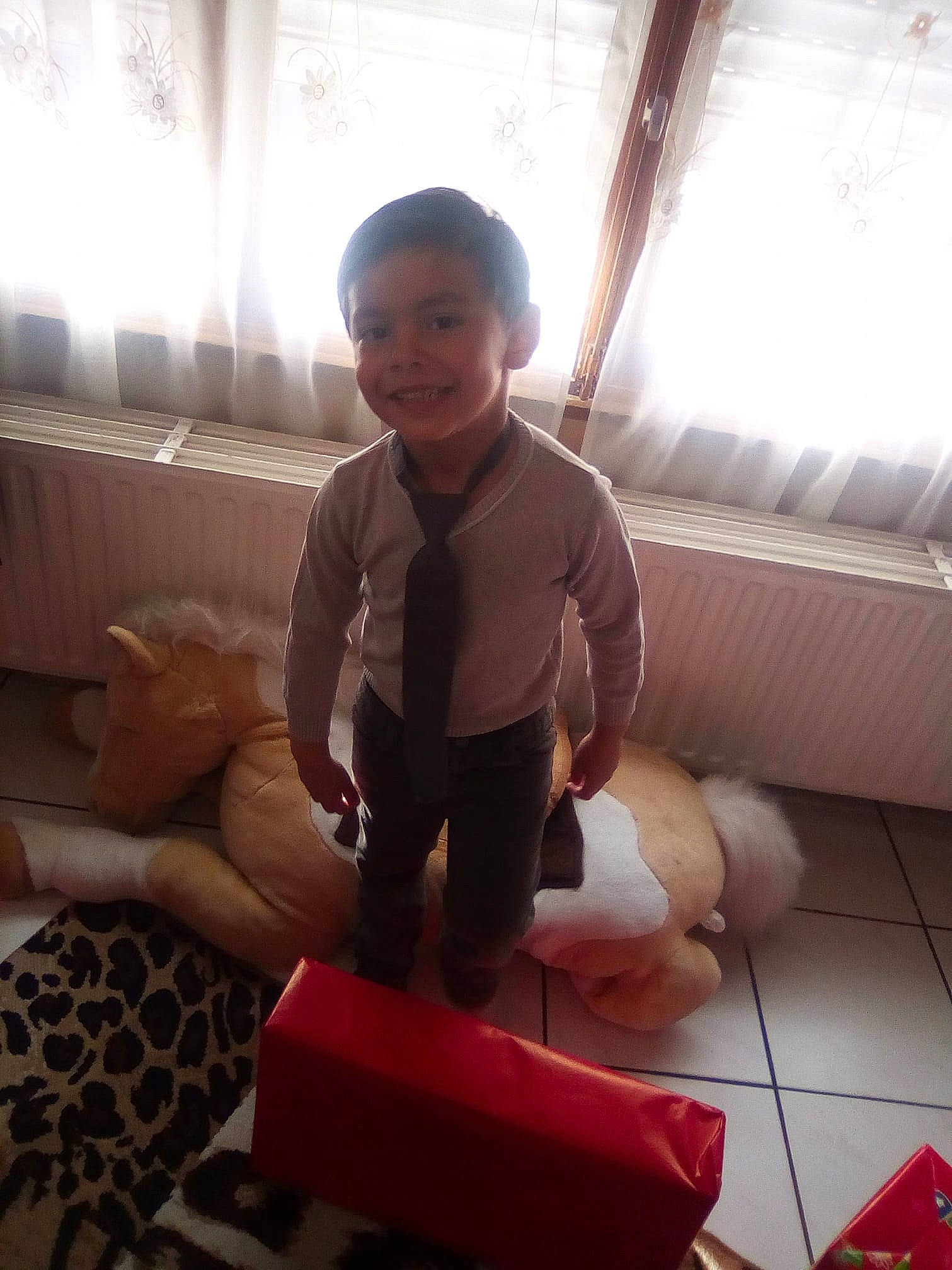 Milan participe au concours pour gagner de l'argent avec cette photo : beauty, carmine, child, comfort, flooring, fun, happy, human_leg, joy, knee, lap, person, room, shorts, sitting, sleeve, smile, sock, t_shirt, thigh