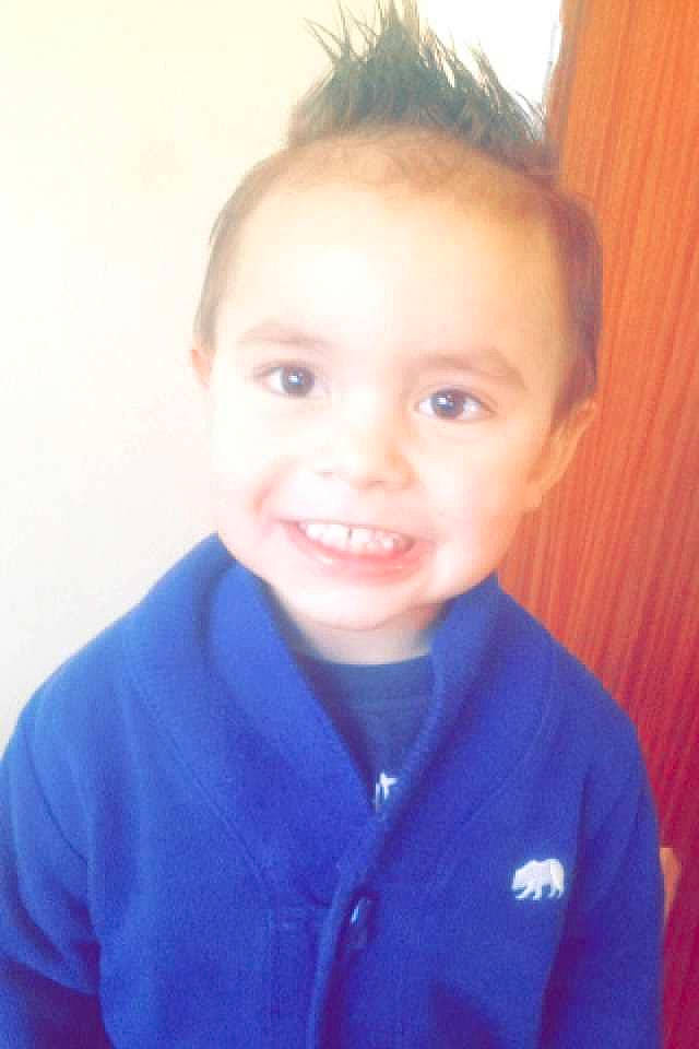 Milan participe au concours pour gagner de l'argent avec cette photo : cheek, child, clothing, electric_blue, eyebrow, eyelash, forehead, fun, happy, iris, jaw, joy, long_sleeved_t_shirt, nose, person, portrait, portrait_photography, sleeve, smile, t_shirt