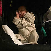 Dylan a rejoint le concours — aidez-le/la à gagner de superbes lots ! baby, sleeping, stroller, pajamas, blanket, infant, child, rest, cozy, black, soft, comfort, cute, indoors, person, newborn, peaceful, toddler, clothing, carseat