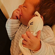 Angel participe au concours pour gagner de l'argent avec cette photo : baby, infant, sleeping, hand, toy, knitted_toy, blanket, striped_clothing, sleepwear, face, human, child, cute, cozy, comfort, peaceful, resting, indoors, closeup, cuddling