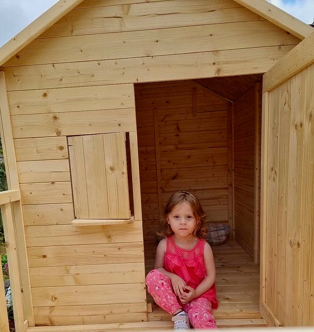 Amina a rejoint le concours — aidez-le/la à gagner de superbes lots ! baby_toddler_clothing, building, cottage, fixture, garden_buildings, hardwood, house, hut, leisure, log_cabin, outdoor_structure, person, photograph, playhouse, property, roof, room, siding, sky, toddler