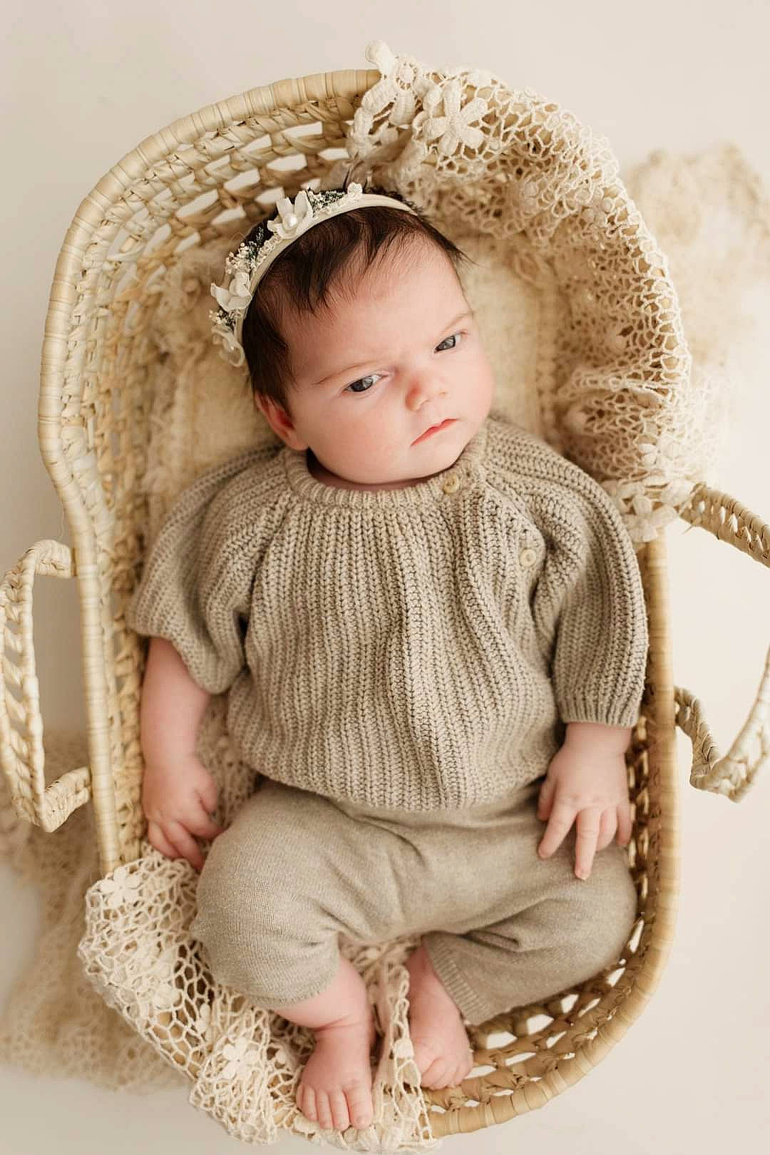 Anna a rejoint le concours — aidez-le/la à gagner de superbes lots ! baby, baby_toddler_clothing, beige, cap, chair, collar, crochet, dress, embellishment, eye, face, fashion_accessory, headgear, pattern, person, sitting, sleeve, sun_hat, toddler, wool