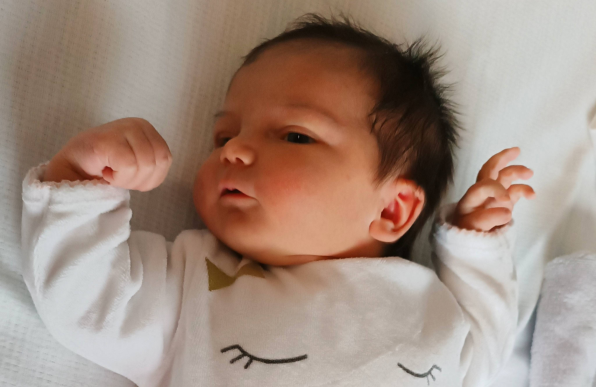 Anna participe au concours pour gagner de l'argent avec cette photo : baby, baby_toddler_clothing, cheek, collar, comfort, ear, eye, eyebrow, eyelash, finger, gesture, hair, hand, happy, head, lip, nose, person, skin, sleeve