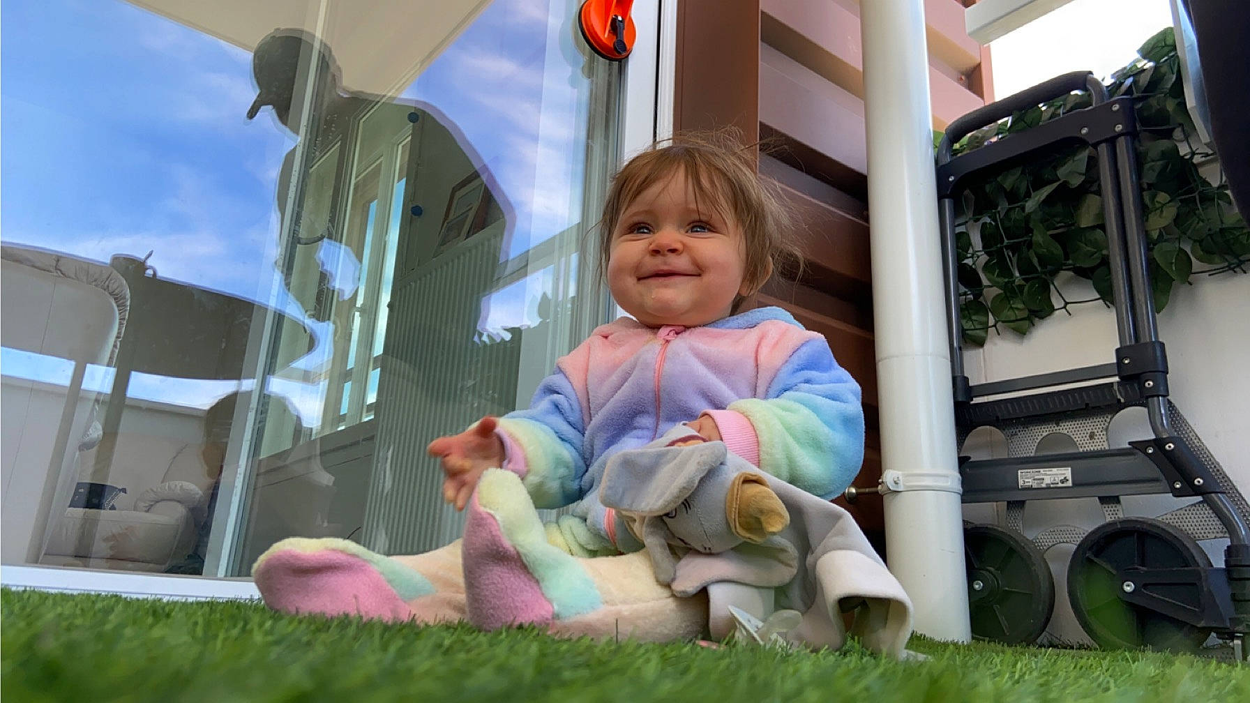 Shéryle a rejoint le concours — aidez-le/la à gagner de superbes lots ! baby, baby_products, child, fun, grass, happy, joy, lap, leisure, outdoor_play_equipment, person, plant, play, recreation, sitting, smile, toddler, travel, tree, vacation