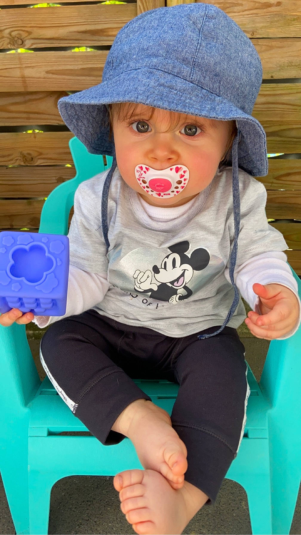 Shéryle participe au concours pour gagner de l'argent avec cette photo : baby, baby_toddler_clothing, blue, cap, cheek, child, clothing, cool, electric_blue, fashion_accessory, fun, happy, hat, headwear, leisure, person, shorts, sitting, sleeve, t_shirt