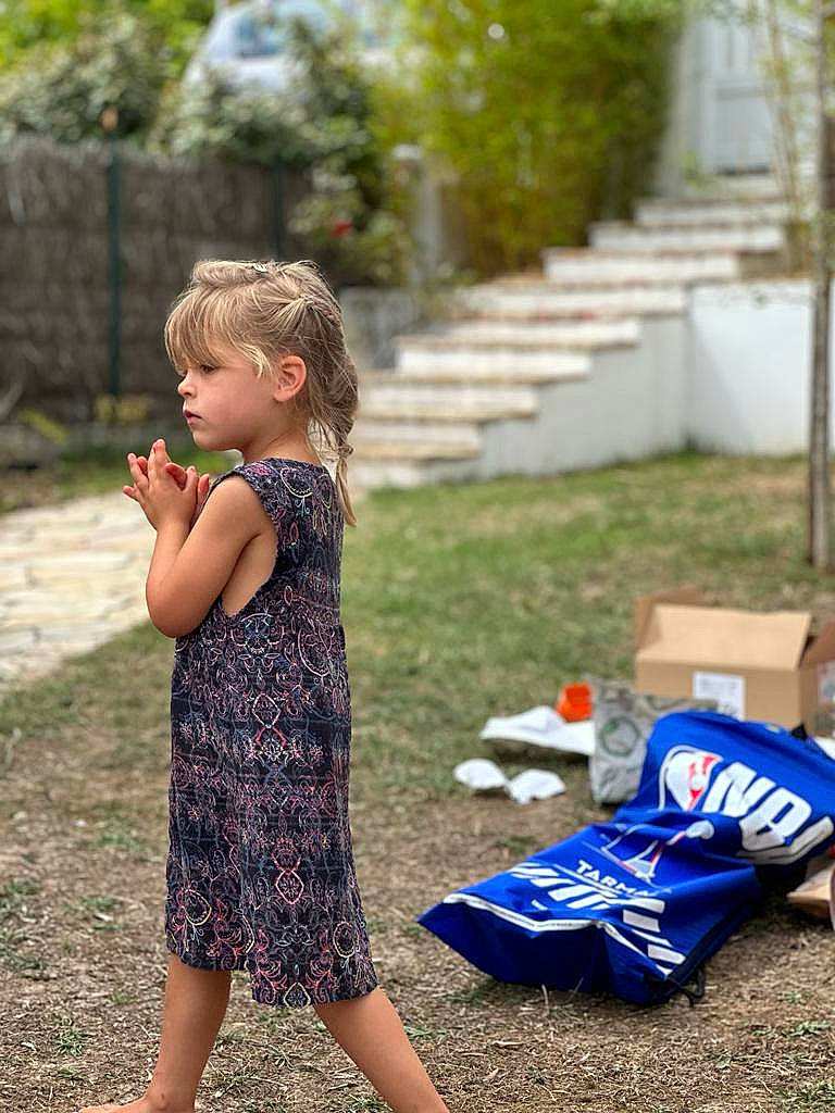 Louise a rejoint le concours — aidez-le/la à gagner de superbes lots ! child, day_dress, dress, electric_blue, event, fun, garden, grass, grass_family, happy, lawn, leisure, people_in_nature, person, plant, recreation, sitting, spring, summer, toddler