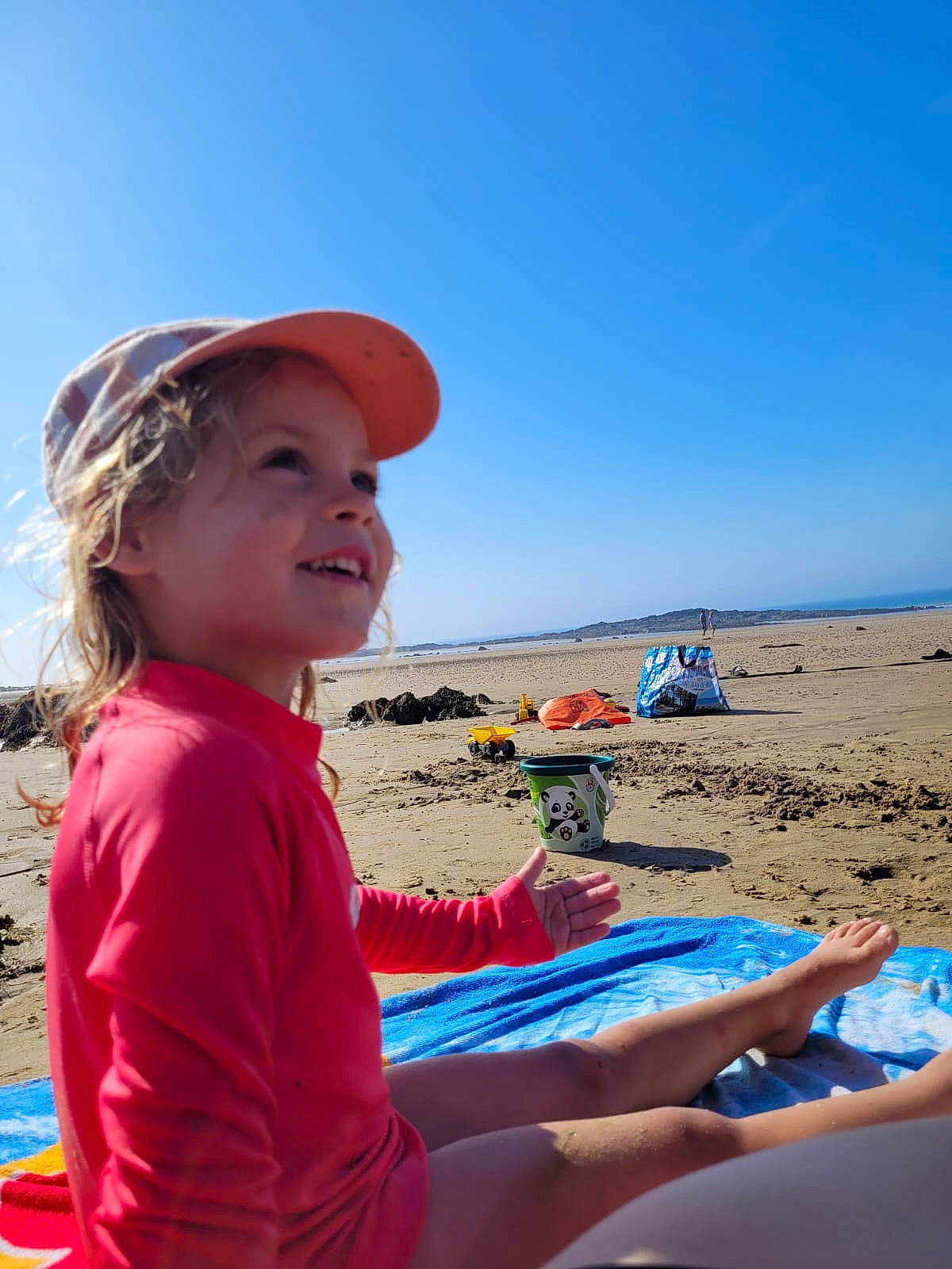 Louise participe au concours pour gagner de l'argent avec cette photo : beach, boats_and_boating_equipment_and_supplies, cap, fun, happy, hat, headwear, horizon, joy, landscape, leisure, people_on_beach, person, recreation, sand, sitting, sky, smile, summer, sun_hat