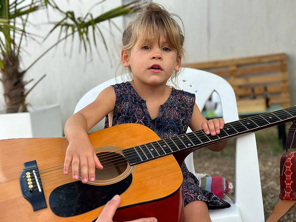 Louise participe au concours pour gagner de l'argent avec cette photo : baby_toddler_clothing, finger, flowerpot, fun, guitar, guitar_accessory, happy, head, houseplant, music, musical_instrument, musical_instrument_accessory, musician, person, plant, plucked_string_instruments, string_instrument, string_instrument_accessory, thigh, toddler