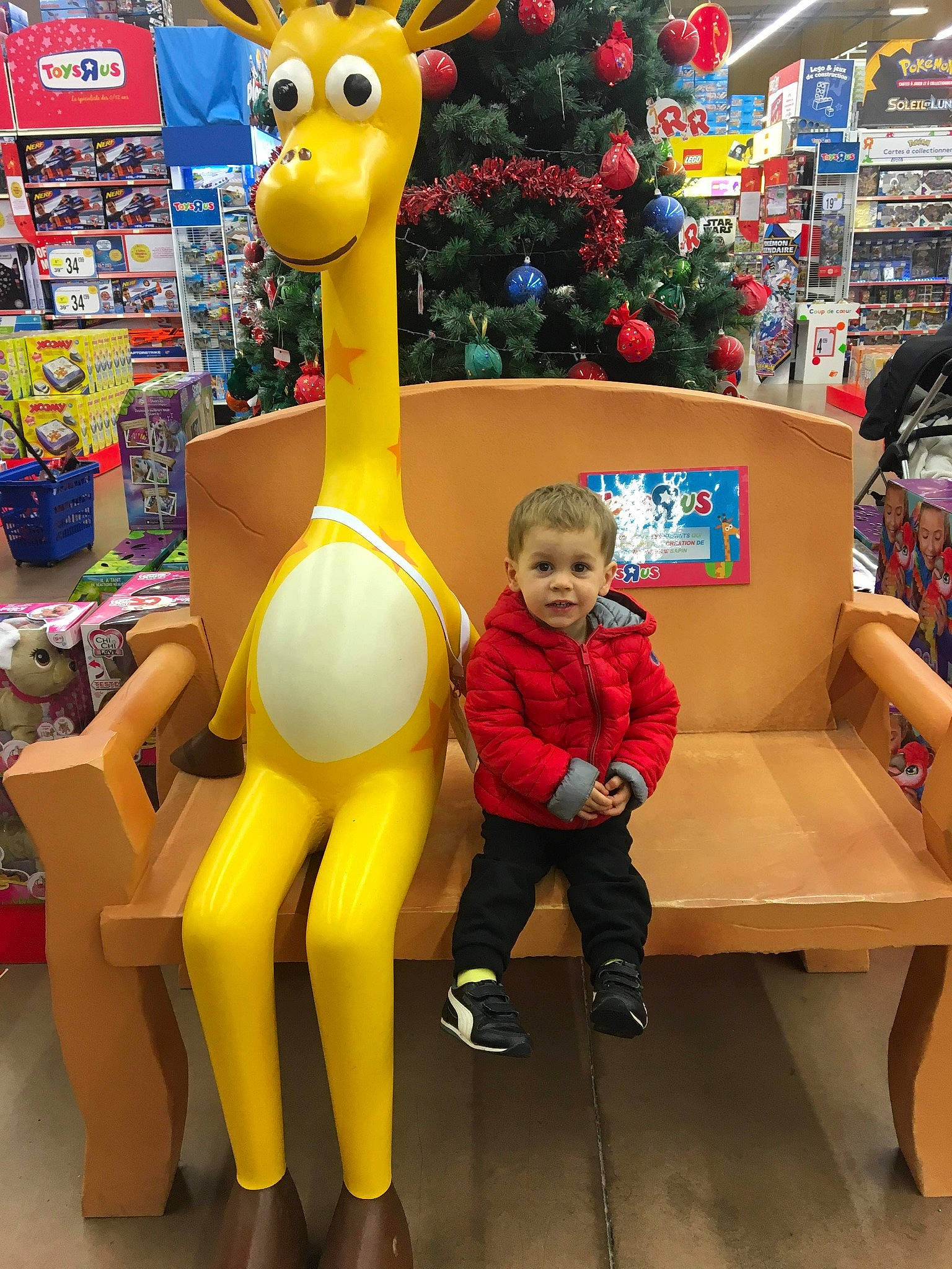 Sohann a rejoint le concours — aidez-le/la à gagner de superbes lots ! animation, child, fawn, fun, giraffe, giraffidae, leisure, mascot, person, smile, tourism, toy, vacation, yellow