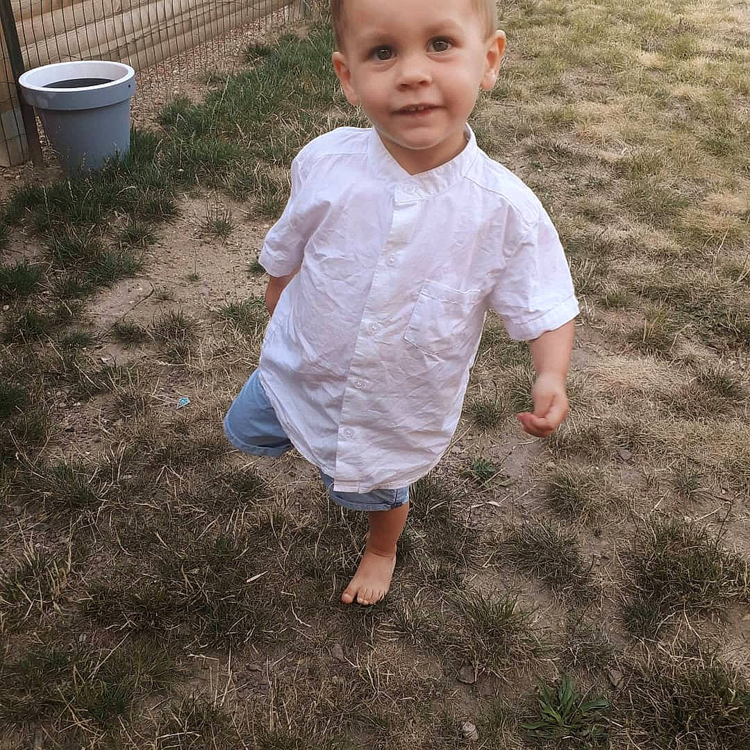 Sohann participe au concours pour gagner de l'argent avec cette photo : baby_toddler_clothing, barefoot, child, fun, grass, head, person, plant, play, sleeve, smile, summer, t_shirt, toddler