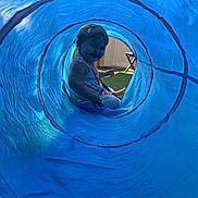 Inaya a rejoint le concours — aidez-le/la à gagner de superbes lots ! backyard, blue, child, cute, daylight, fun, girl, grass, happy, leisure, outdoor, play, play_tunnel, sitting, smiling, summer, sunlight, toddler, toy, young_child