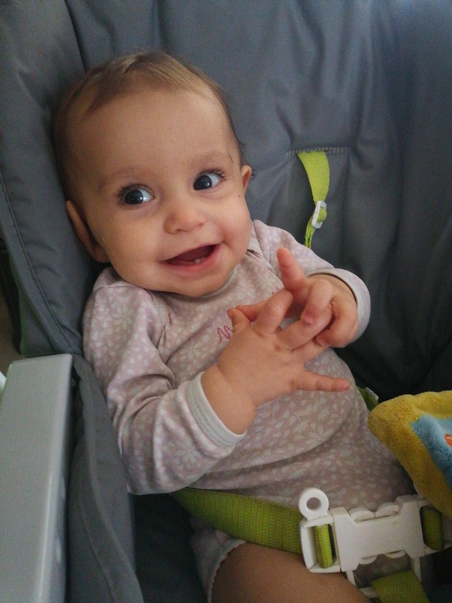 Cataleya participe au concours pour gagner de l'argent avec cette photo : arm, baby, cheek, child, ear, eye, face, finger, gesture, hand, head, lip, mouth, nose, person, skin, smile, thumb, toddler