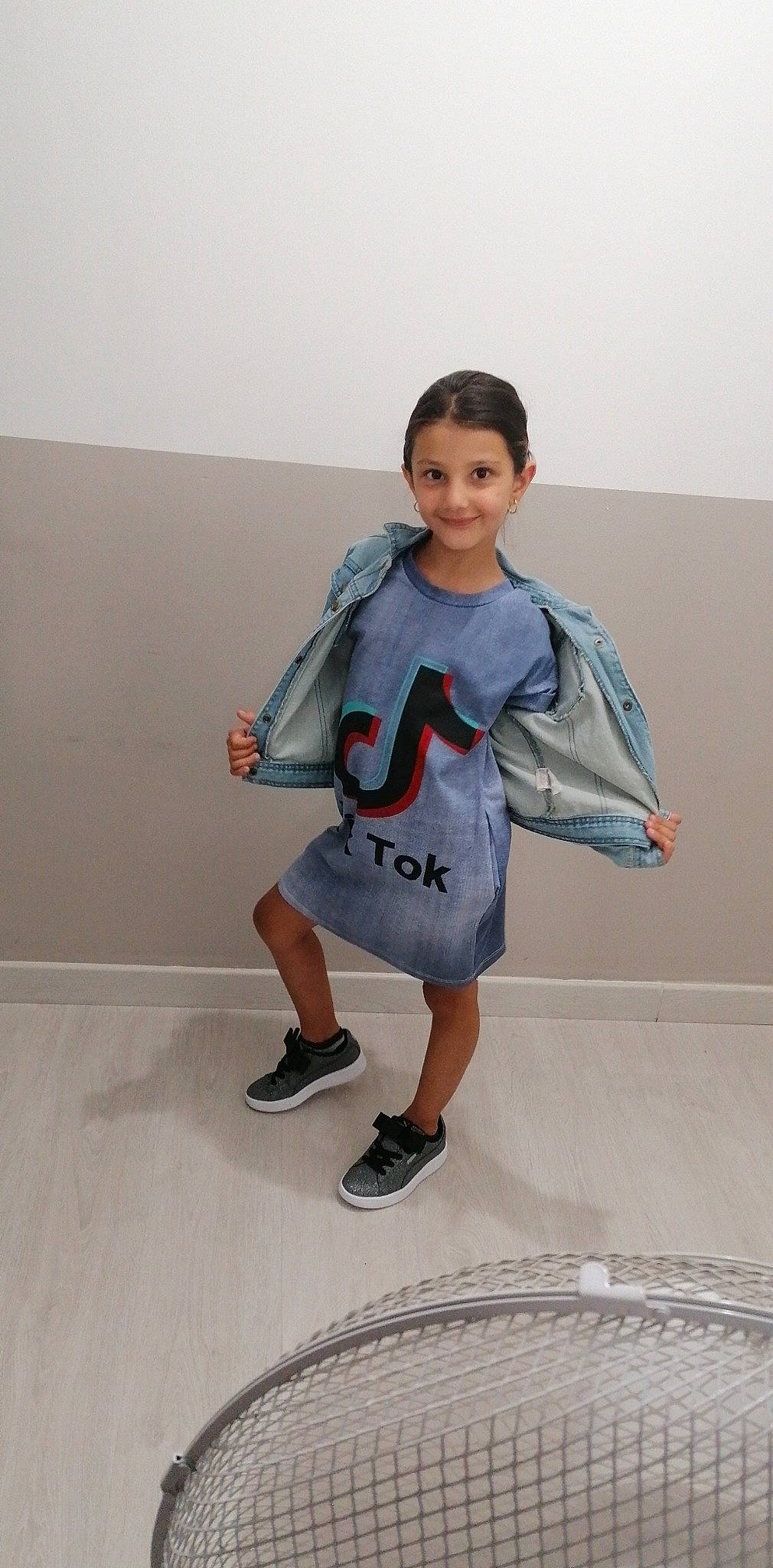 Leana a rejoint le concours — aidez-le/la à gagner de superbes lots ! arm, boot, child, electric_blue, fashion_design, flooring, fun, human_leg, joy, knee, person, personal_protective_equipment, room, sandal, sleeve, smile, sneakers, sportswear, street_fashion, t_shirt