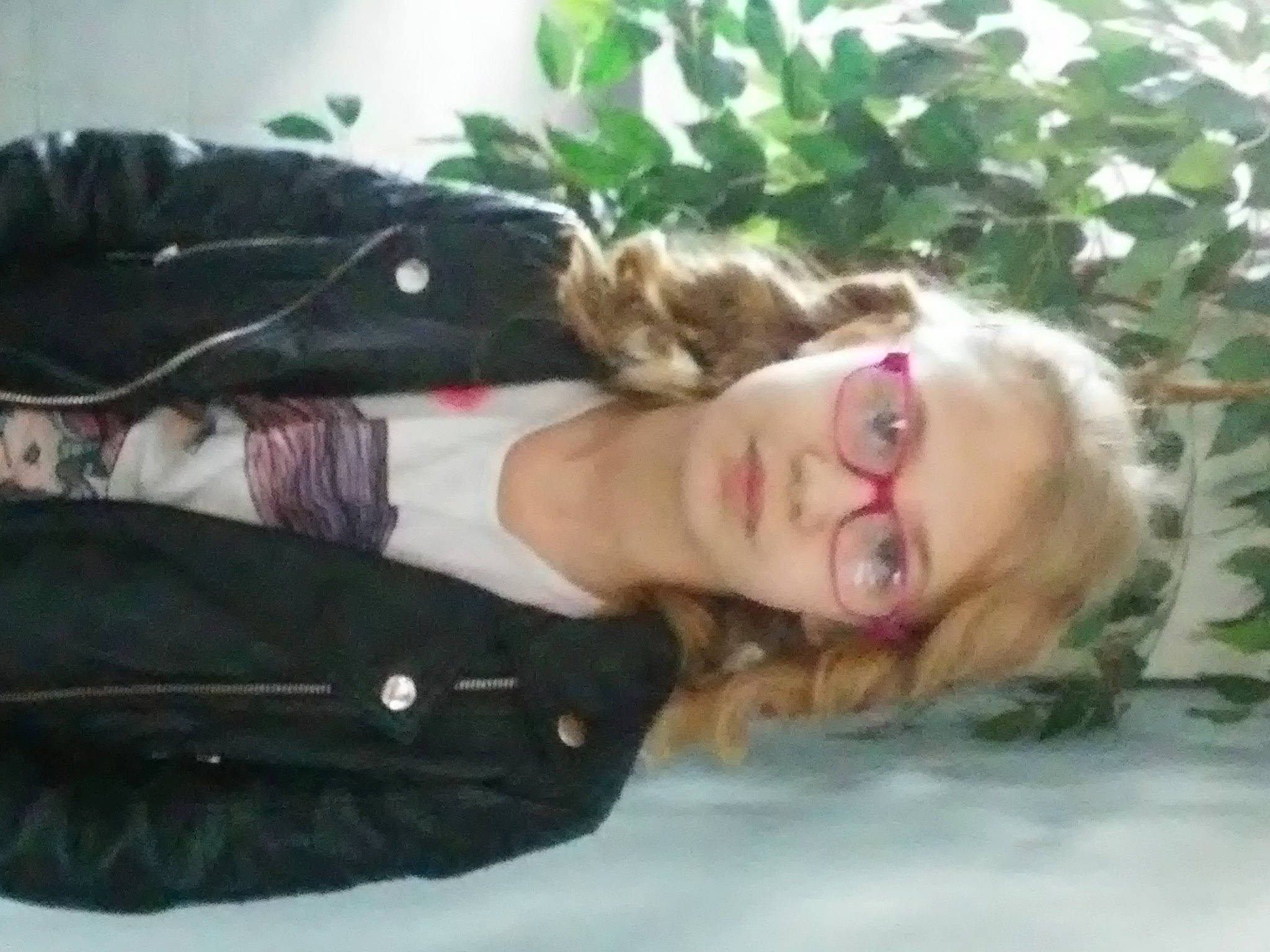 Alisea participe au concours pour gagner de l'argent avec cette photo : dress, eyelash, eyewear, fashion_accessory, fur, grass, lipstick, person, plant, sitting, street_fashion, sunglasses, tree