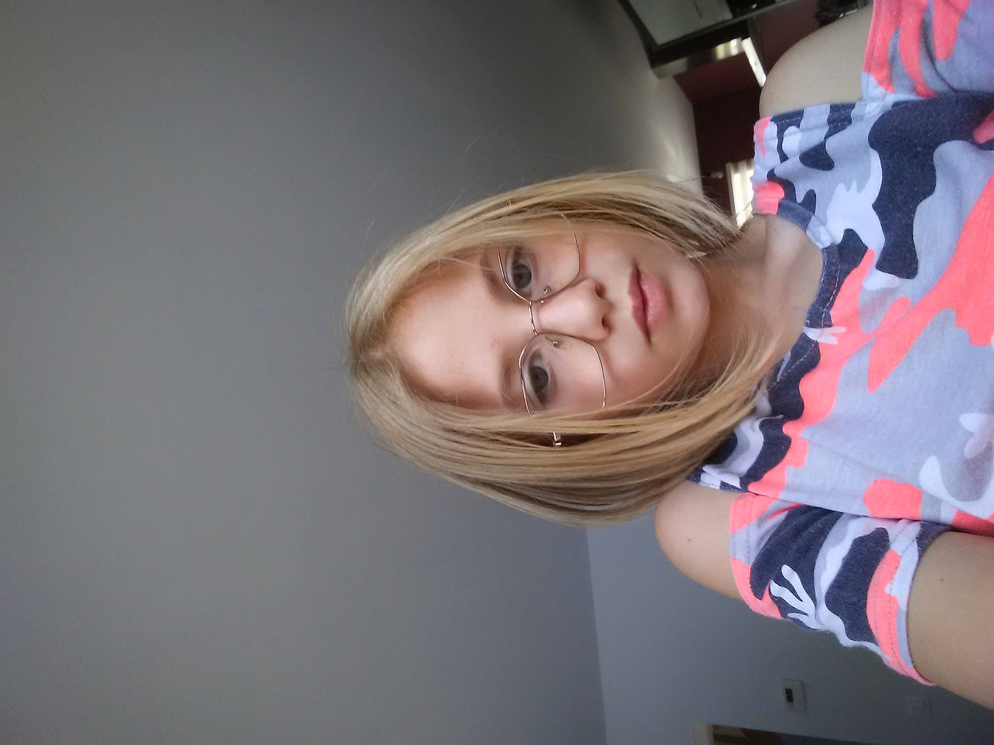 Alisea participe au concours pour gagner de l'argent avec cette photo : blond, brown_hair, cheek, child, comfort, elbow, eyewear, fun, glasses, human_leg, long_hair, mouth, neck, person, sitting, sleeve, t_shirt, tree, vision_care, wood