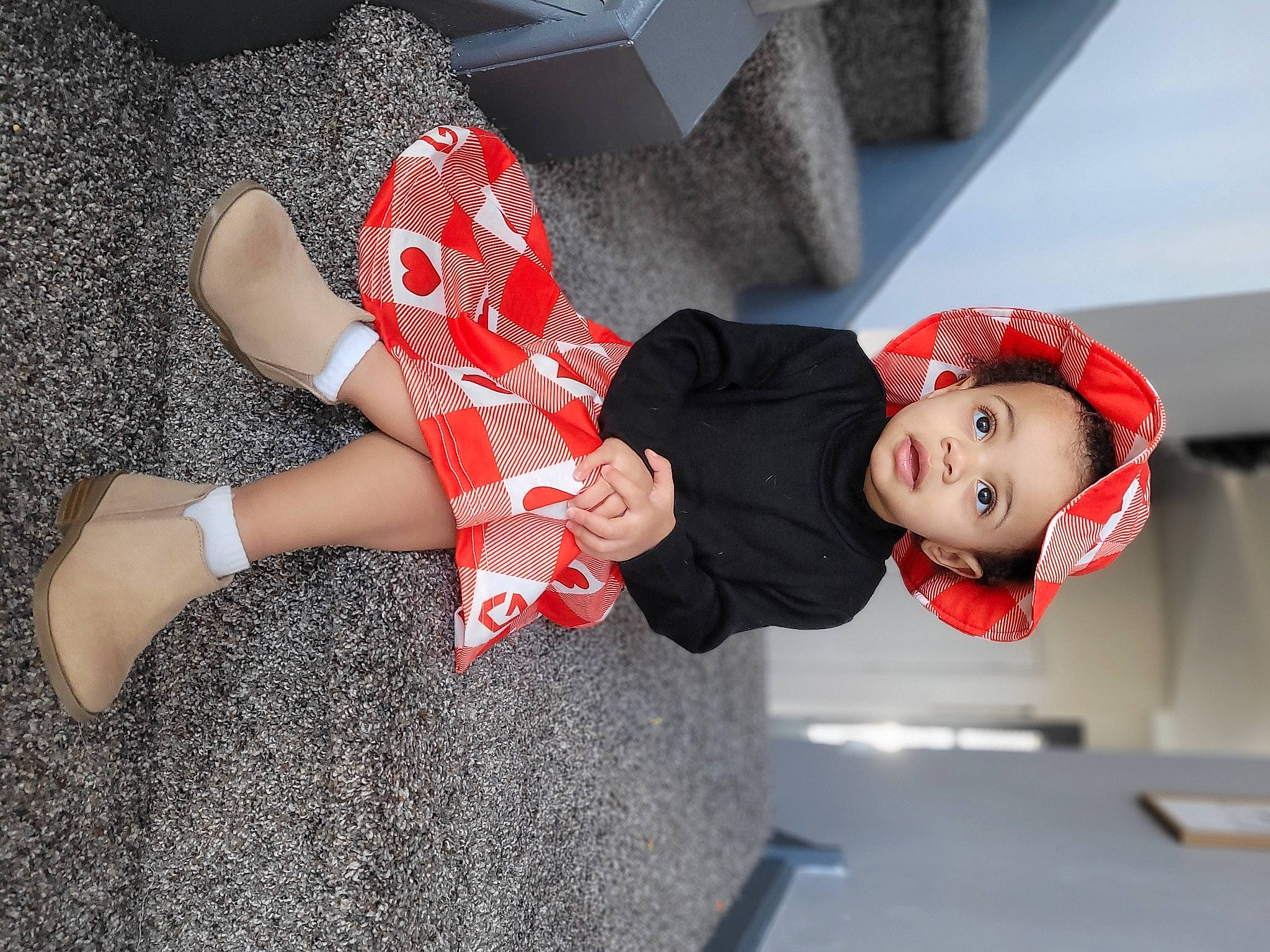 Aliciá is registered to the contest to win money with this photo: carmine, child, costume, fashion_accessory, flooring, foot, fun, gesture, hat, human_leg, knee, leg, nail, pattern, person, red, sandal, sock, thigh, toddler