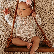 Rose a rejoint le concours — aidez-le/la à gagner de superbes lots ! baby, infant, swing, lace_outfit, headband, flower, knit_blanket, wood, rope, cute, child, portrait, indoors, soft_lighting, newborn, sitting, baby_clothing, decor, cozy, peaceful