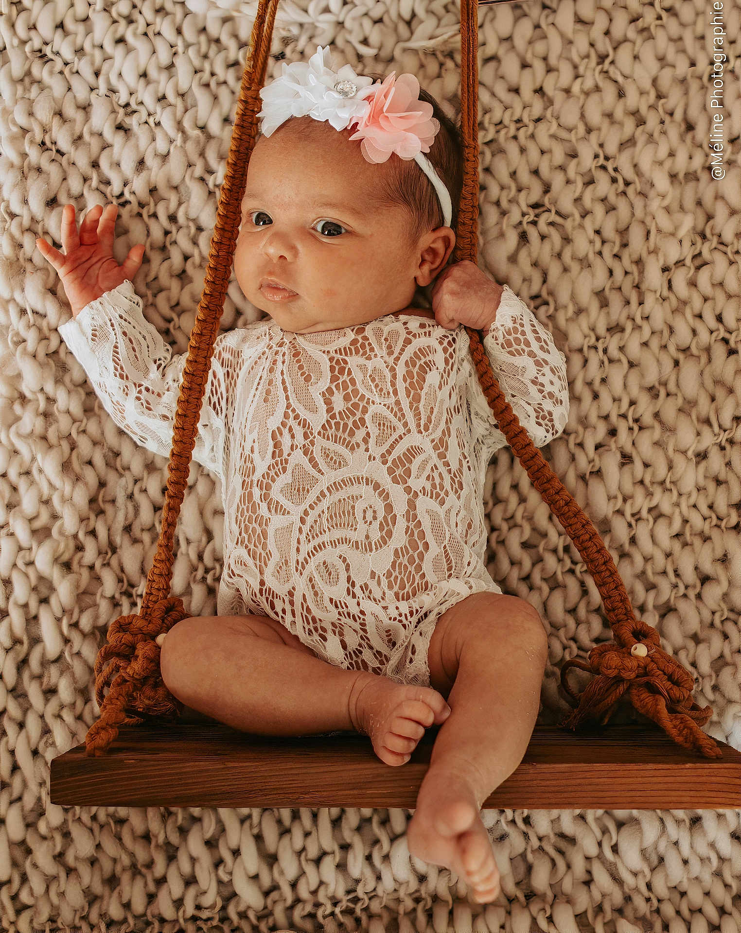 Rose a rejoint le concours — aidez-le/la à gagner de superbes lots ! baby, infant, swing, lace_outfit, headband, flower, knit_blanket, wood, rope, cute, child, portrait, indoors, soft_lighting, newborn, sitting, baby_clothing, decor, cozy, peaceful