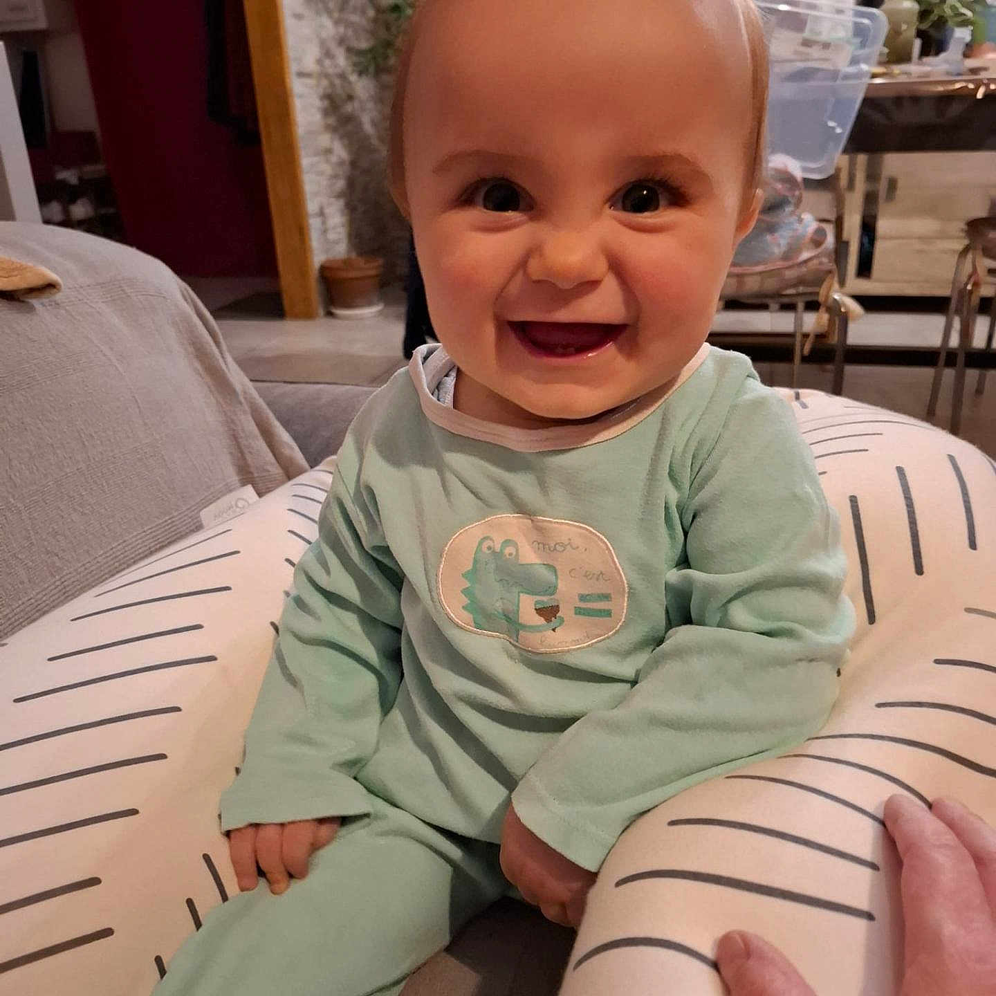 Colin a rejoint le concours — aidez-le/la à gagner de superbes lots ! baby, casual, child, clothing, cozy, cushion, cute, face, furniture, hand, happy, home, indoor, infant, mint_green, person, plant, portrait, seated, smiling