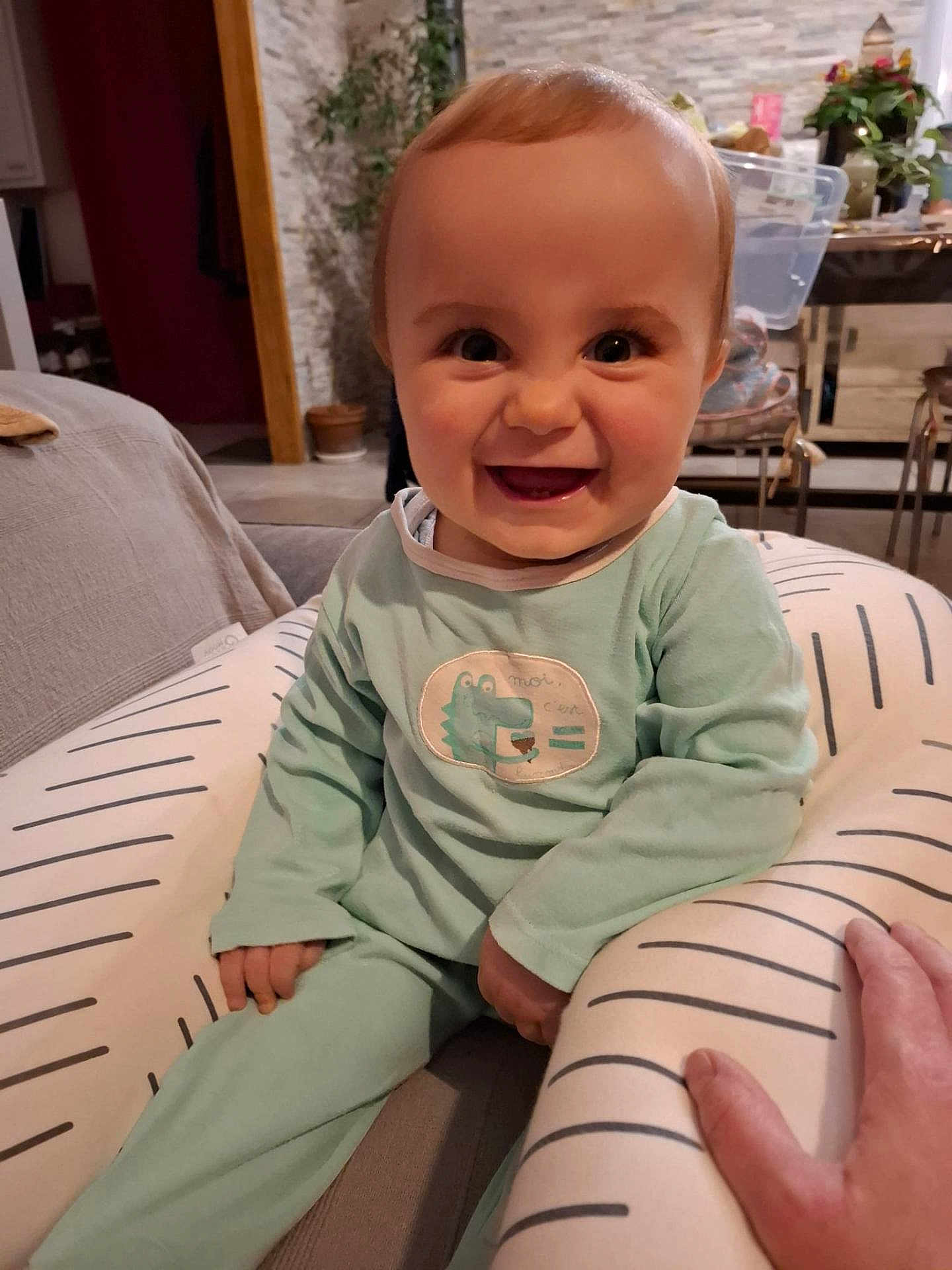 Colin a rejoint le concours — aidez-le/la à gagner de superbes lots ! baby, child, smiling, indoor, cushion, clothing, mint_green, happy, person, furniture, plant, hand, face, seated, cozy, cute, portrait, home, infant, casual