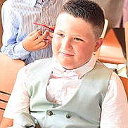 Logan a rejoint le concours — aidez-le/la à gagner de superbes lots ! background, bow_tie, boy, casual, child, clothing, event, face, fashion, glasses, happy, indoor, light, person, portrait, seated, shirt, short_hair, smile, vest