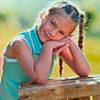 Lola a rejoint le concours — aidez-le/la à gagner de superbes lots ! braided_hair, casual_clothing, child, cute, daylight, girl, greenery, happy, nature, outdoor, person, portrait, relaxed, resting, smile, summer, sunlight, warm_light, wooden_surface, young