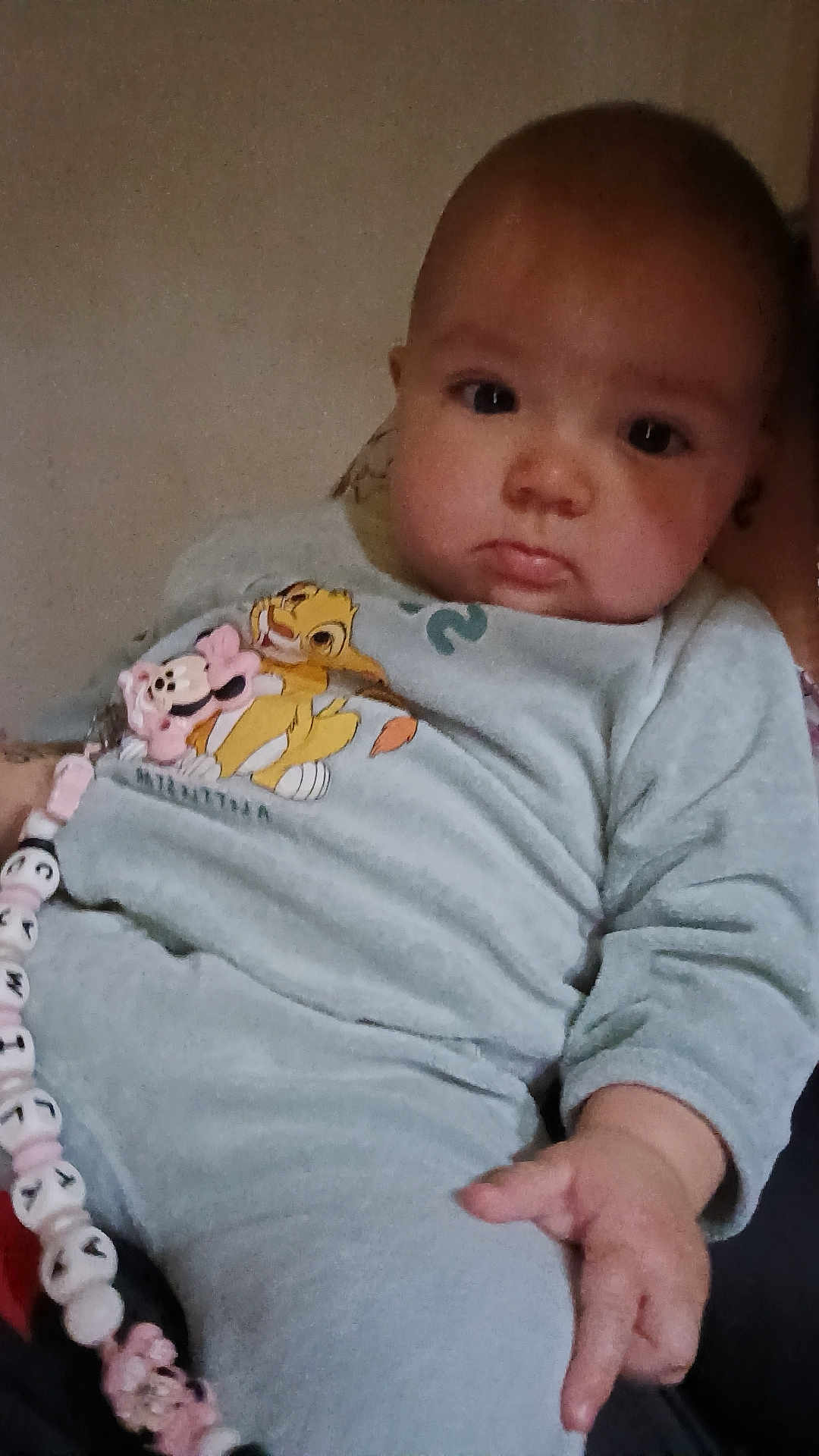 Camilya a rejoint le concours — aidez-le/la à gagner de superbes lots ! baby, infant, child, face, hand, clothing, onesie, pacifier_clip, beads, cartoon_print, indoor, portrait, cute, young, expression, looking, person, skin, sleeves, soft