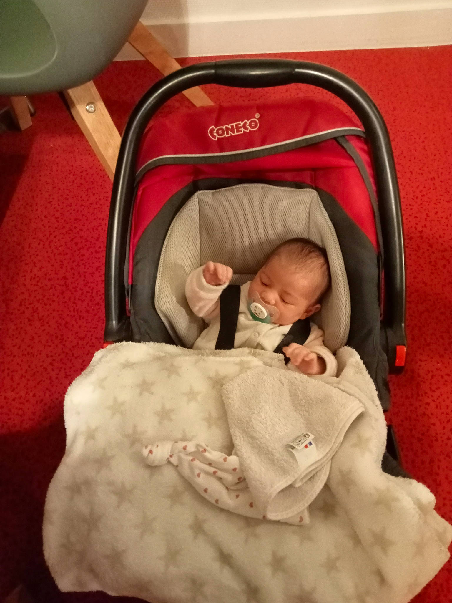 Léa a rejoint le concours — aidez-le/la à gagner de superbes lots ! baby, baby_products, baby_safety, baby_sleeping, baby_toddler_clothing, bedtime, child, comfort, green, head, infant_bed, linens, nap, person, room, service, sleep, toddler