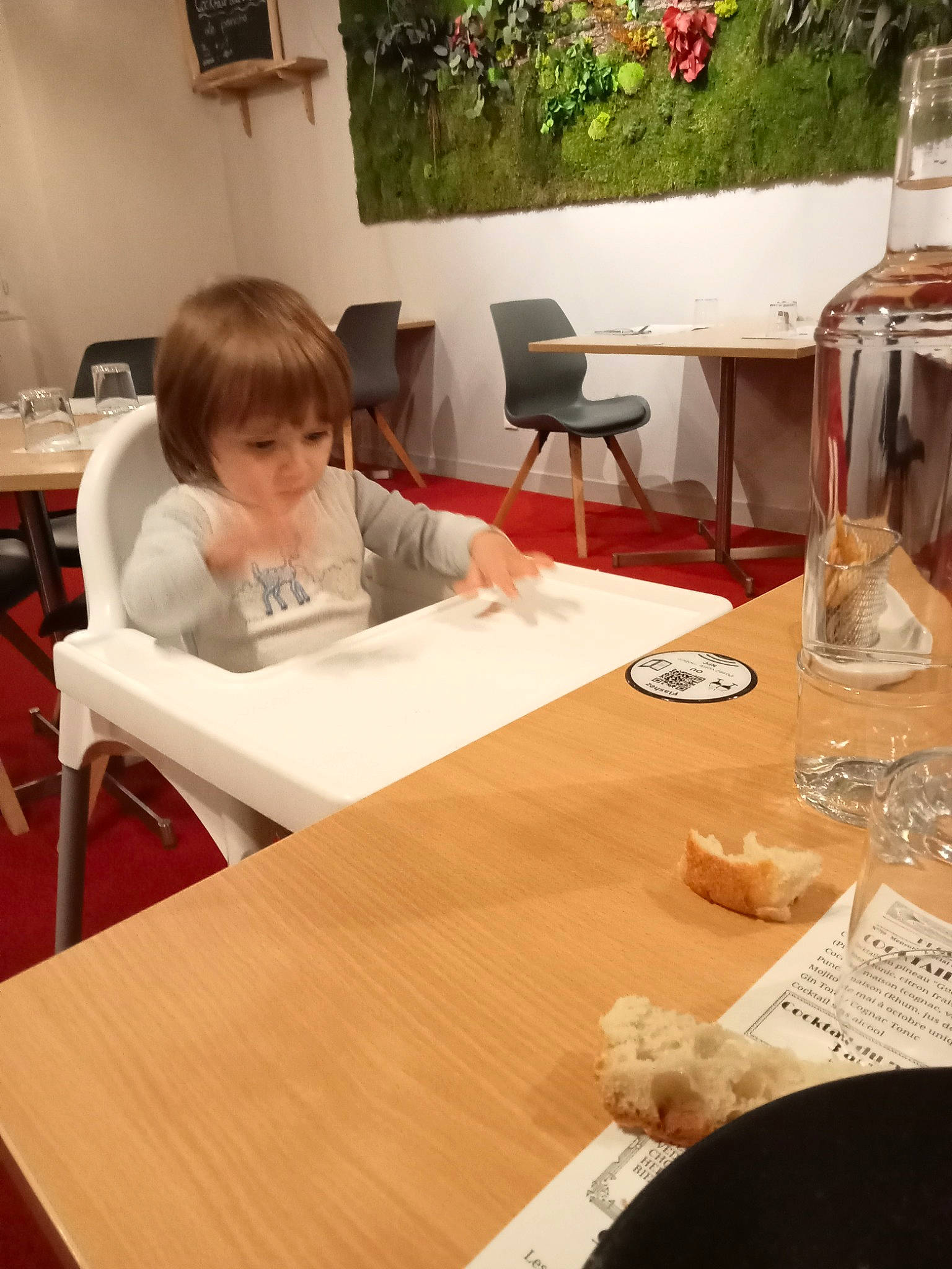 Valentin participe au concours pour gagner de l'argent avec cette photo : chair, comfort_food, desk, drinkware, flooring, food, furniture, hardwood, houseplant, interior_design, person, picture_frame, plant, plate, room, serveware, sitting, table, tableware, toddler