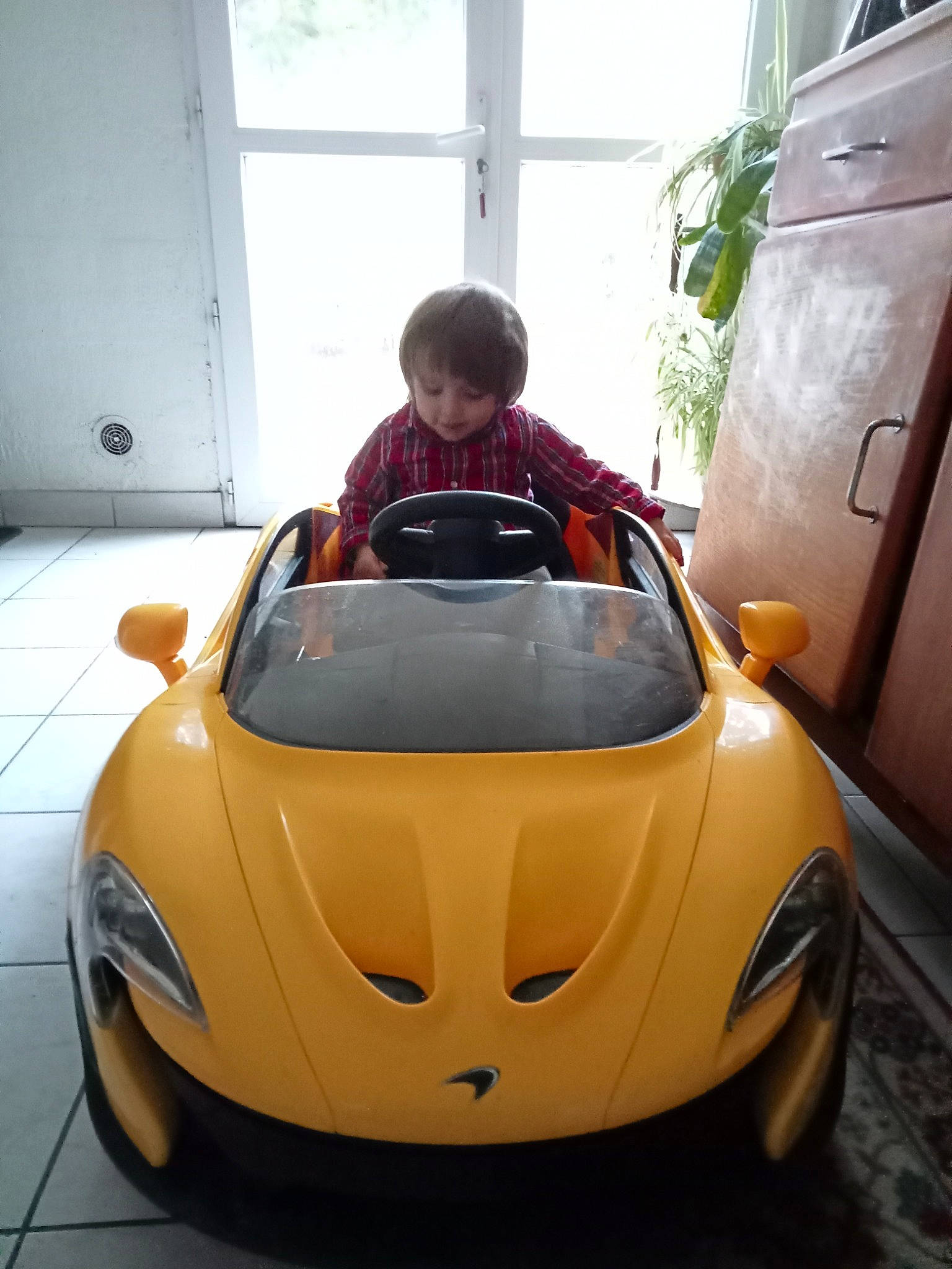 Valentin a rejoint le concours — aidez-le/la à gagner de superbes lots ! automotive_design, automotive_exterior, automotive_lighting, automotive_wheel_system, bumper, car, classic, classic_car, fender, headlamp, hood, motor_vehicle, person, plant, sports_car, tire, toddler, vehicle, vehicle_door, wheel